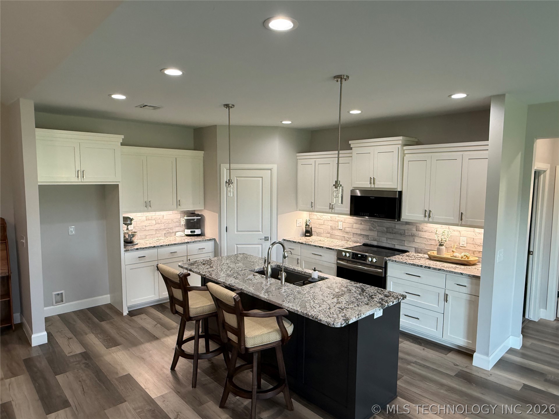 2126 W Forest Ridge Property Photo 4