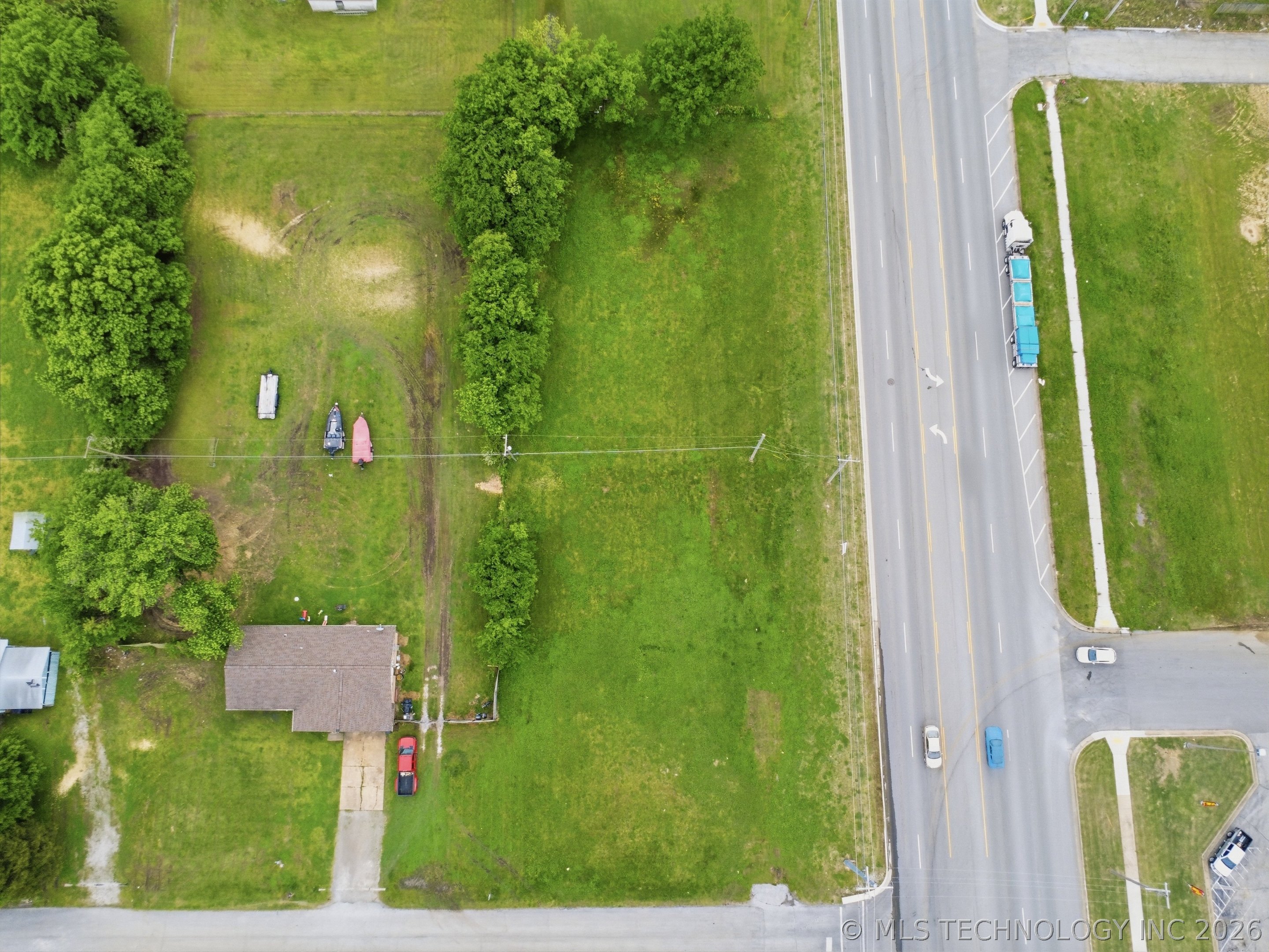 2001 Angus Drive N Property Photo 4
