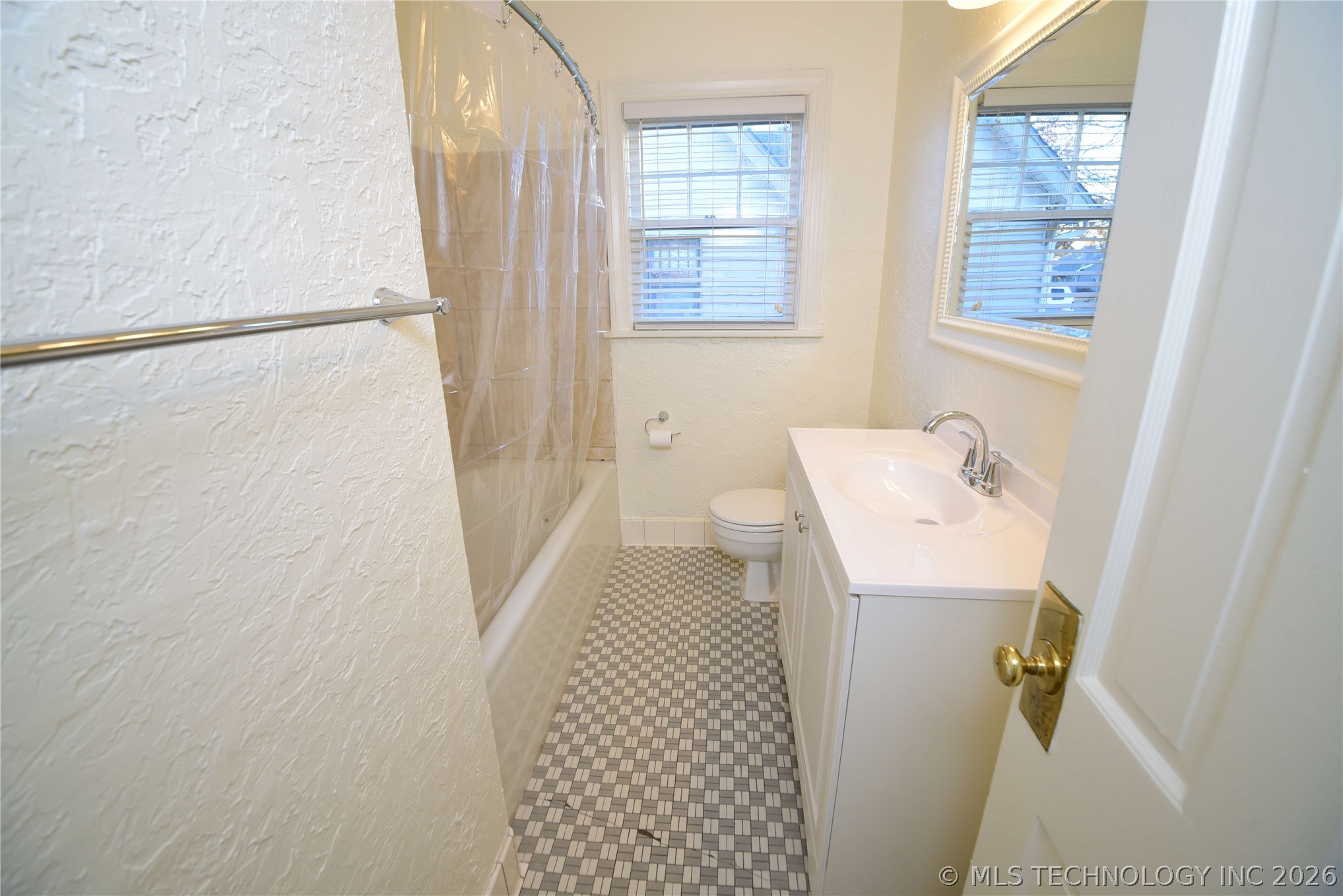 1740 S Yorktown Avenue Property Photo 8