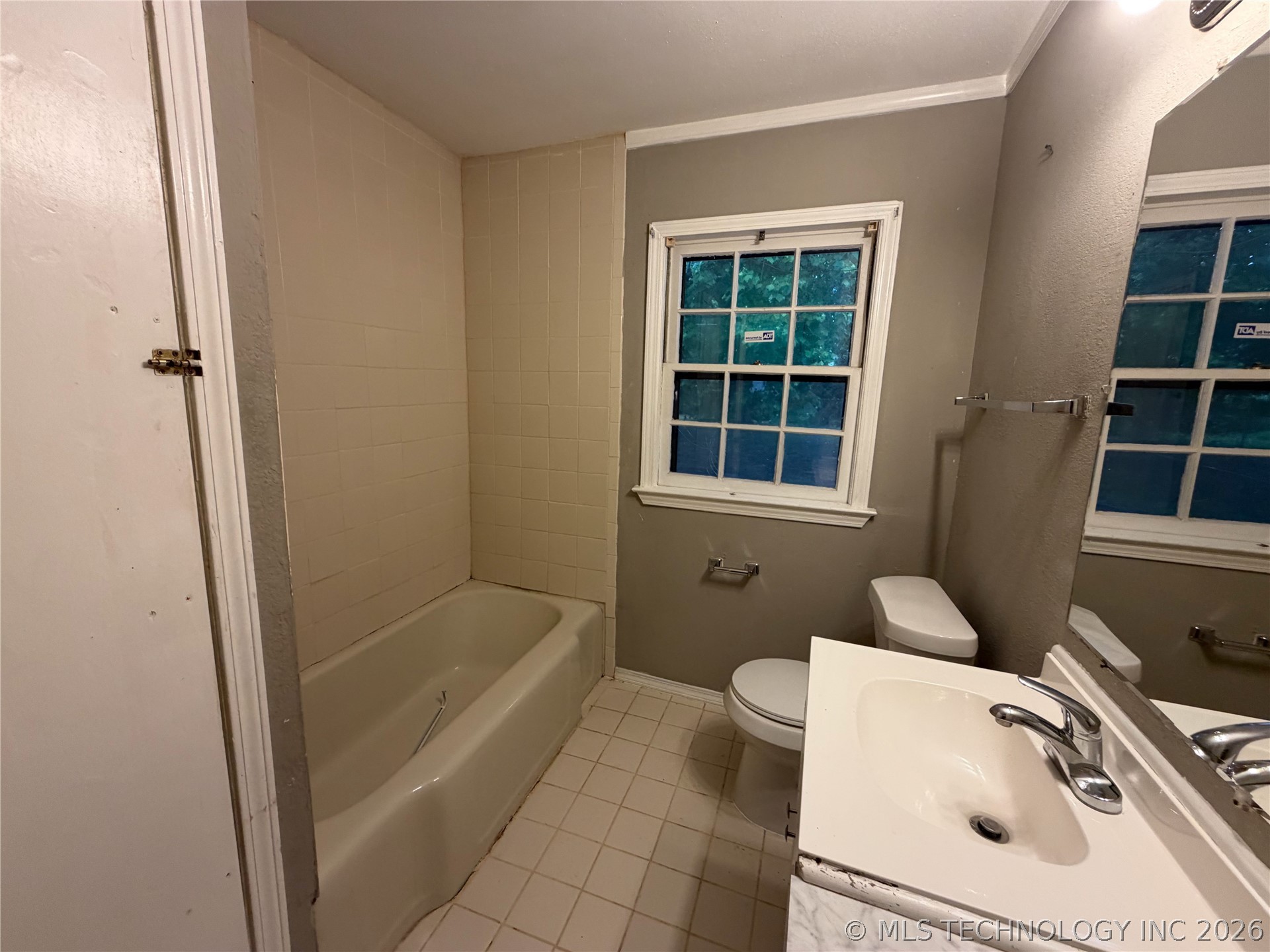1230 N Olympia Avenue Property Photo 8