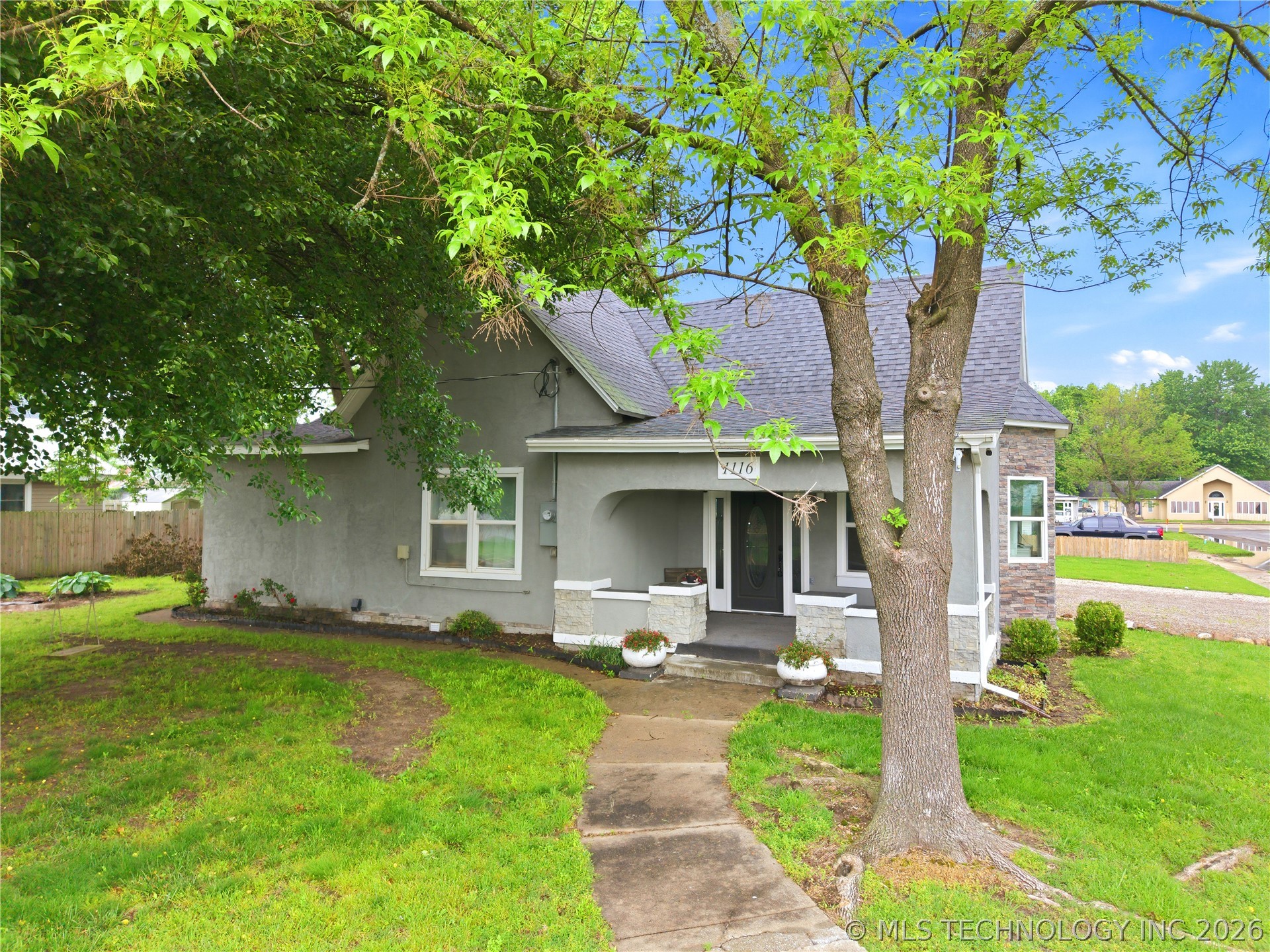 1116 W Elm Property Photo 1