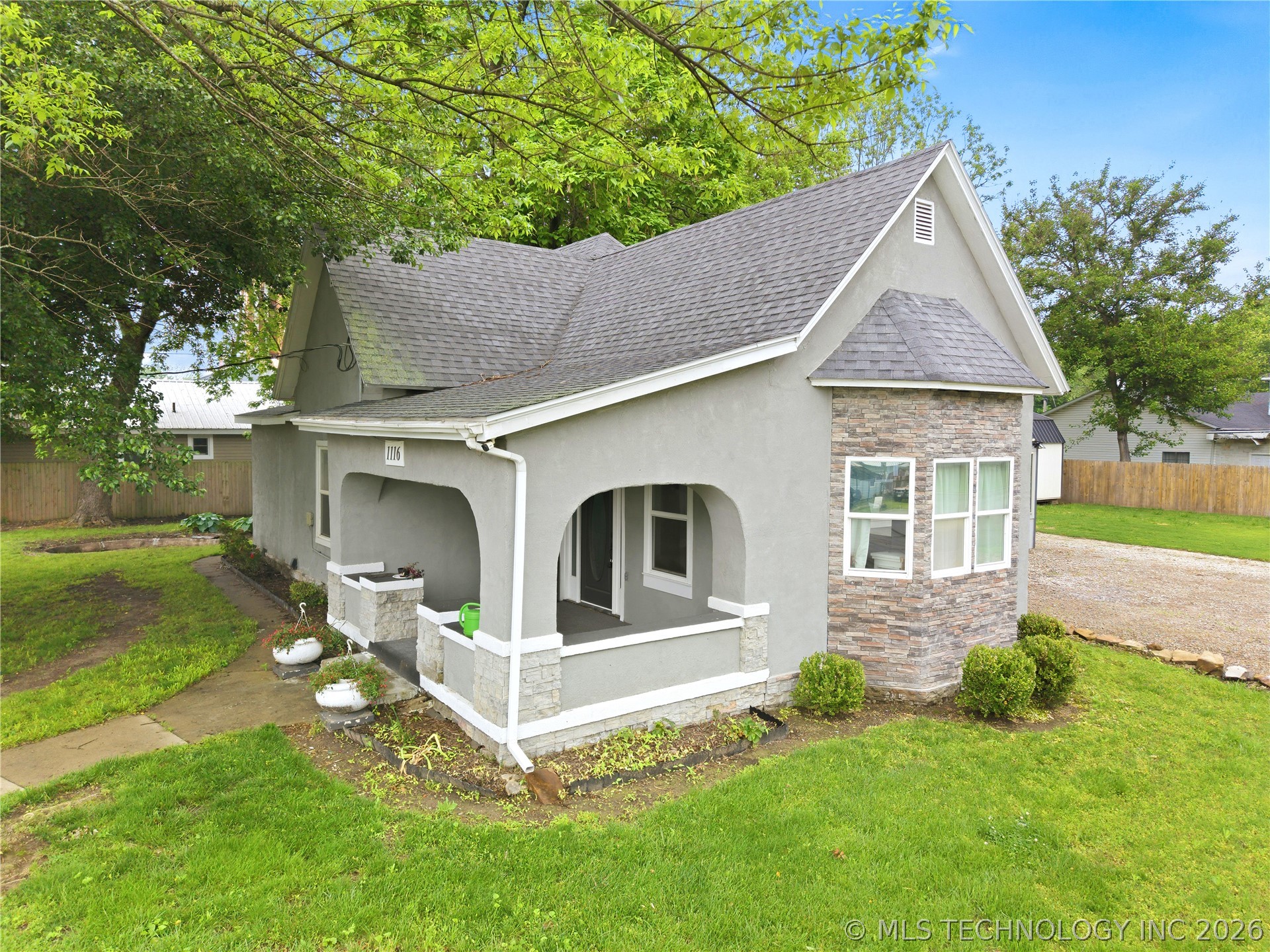 1116 W Elm Property Photo 3