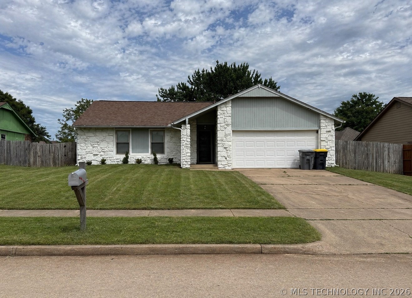 11207 S 1st Street Property Photo 1