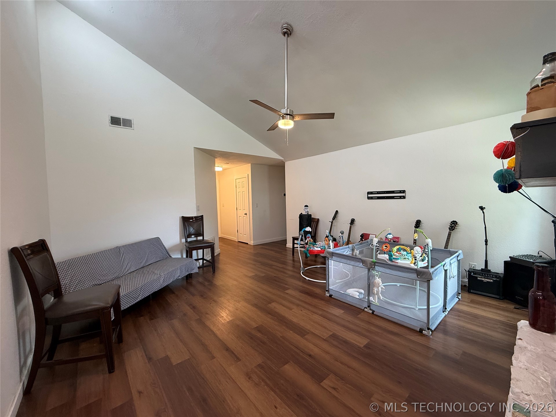 11207 S 1st Street Property Photo 3