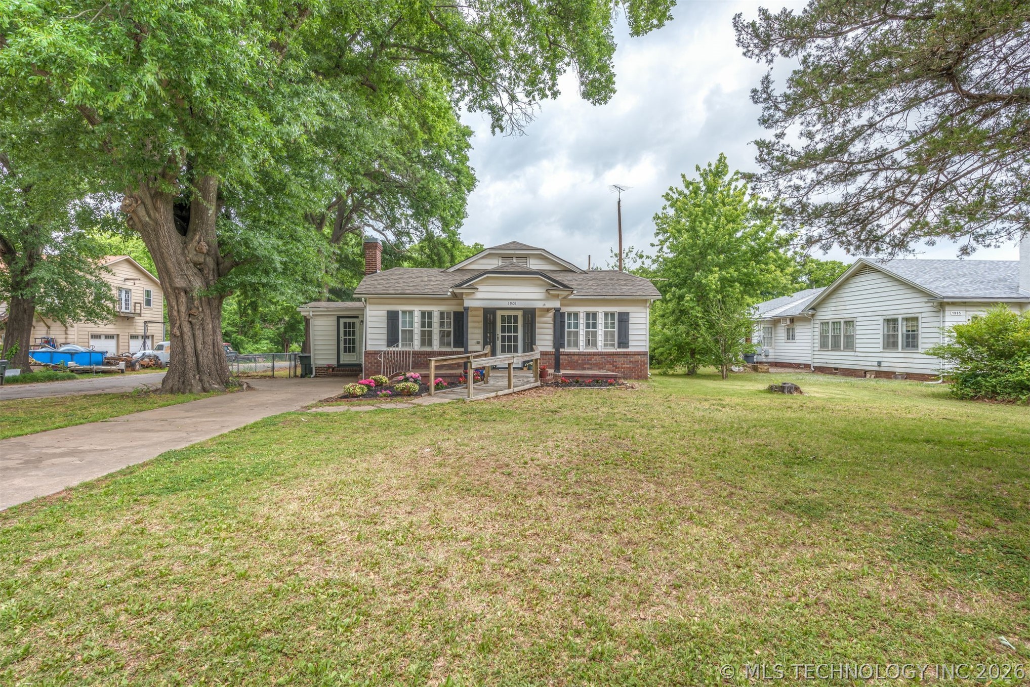 1901 E 9th Street Property Photo 3