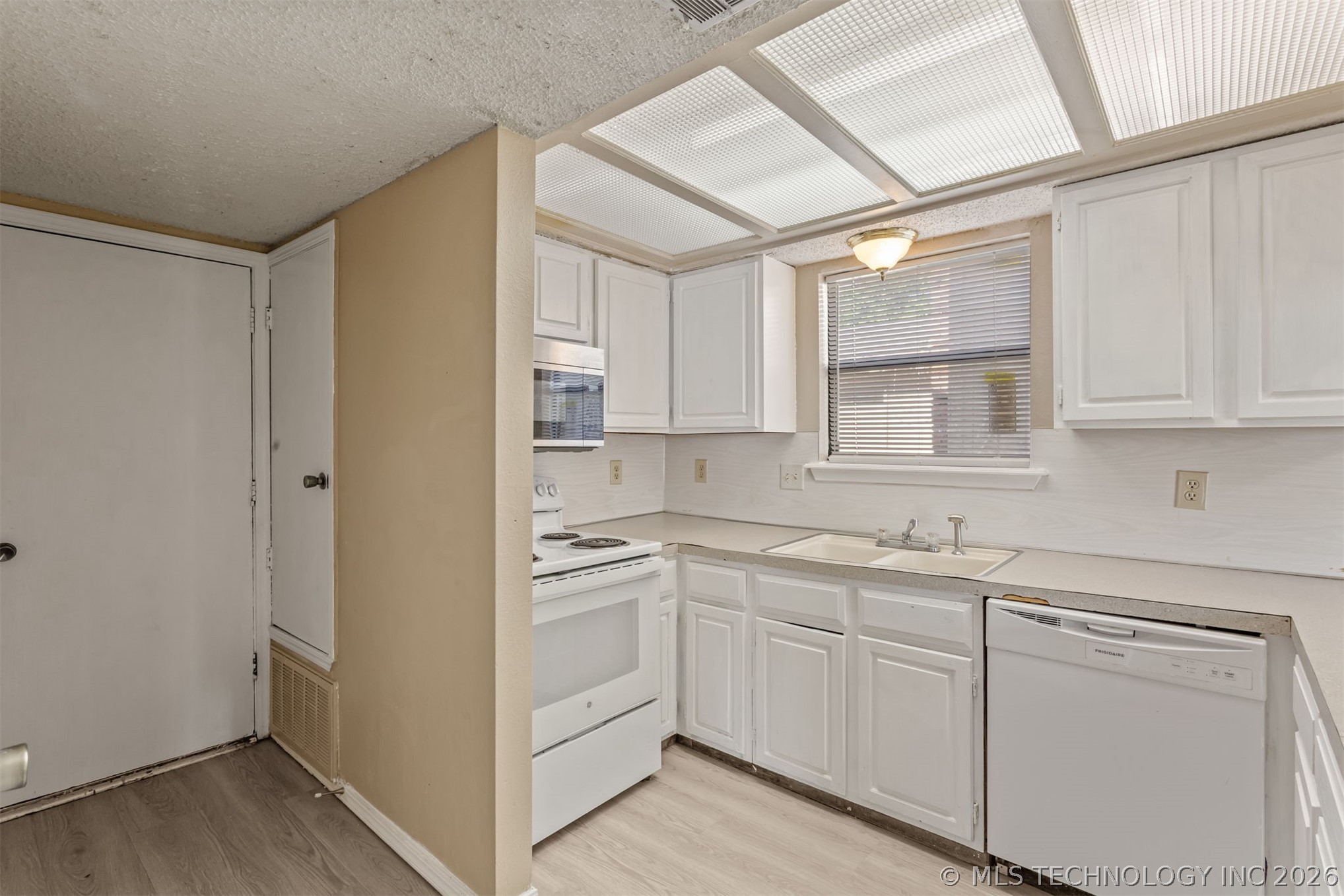 12921 E 28th Place Property Photo 18
