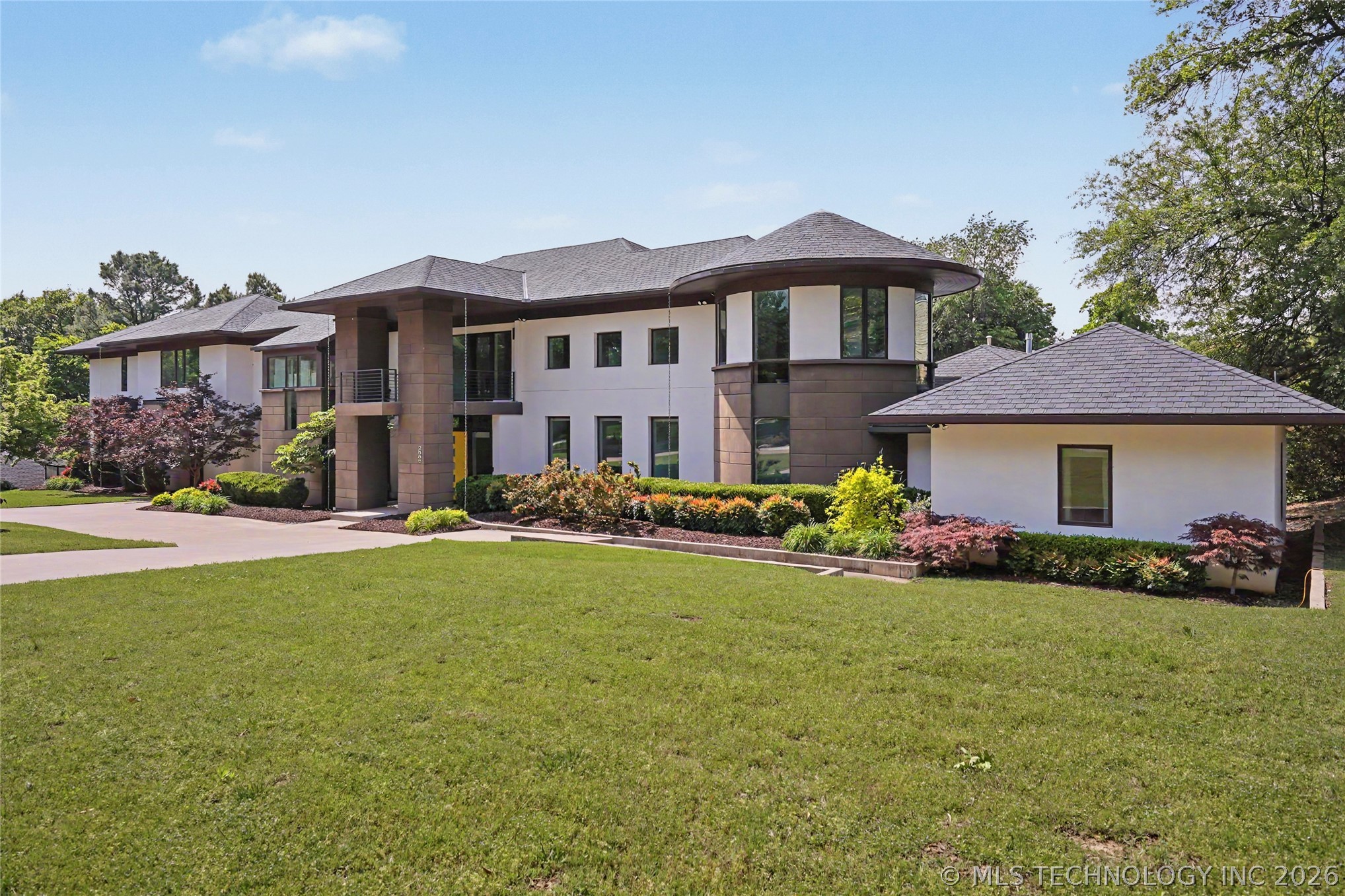 2668 Terwilleger Boulevard Property Photo 2