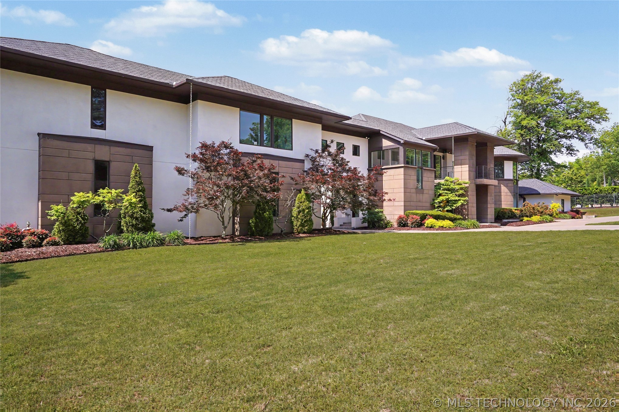 2668 Terwilleger Boulevard Property Photo 3