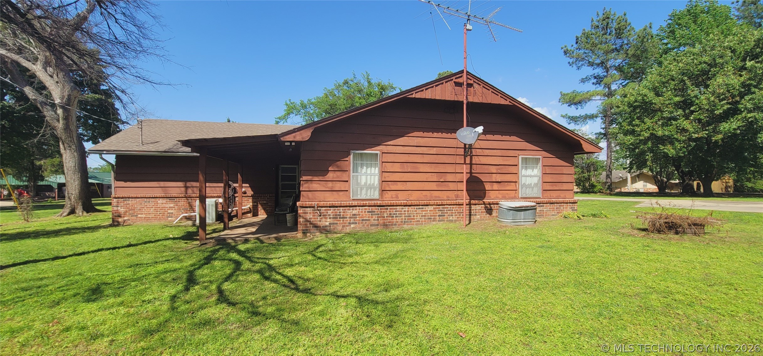 414250 E 1074 Road Property Photo 3
