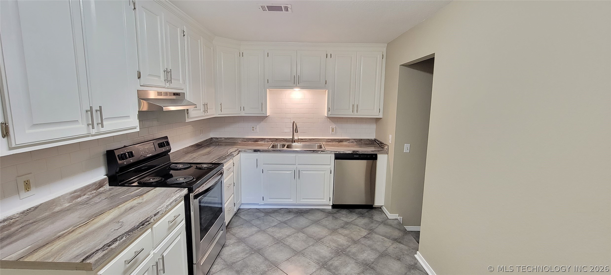 1122 E 48th Place Property Photo 3