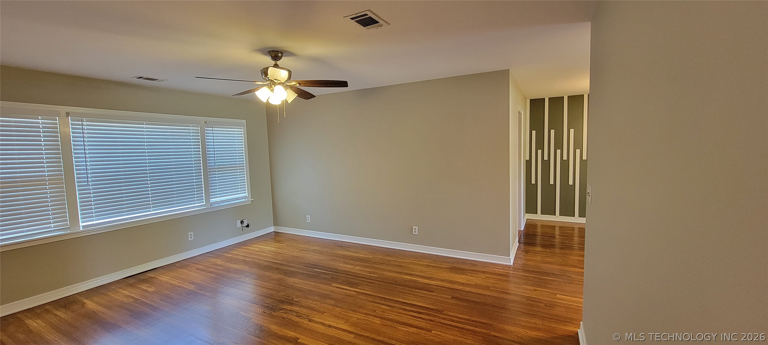 1122 E 48th Place Property Photo 5