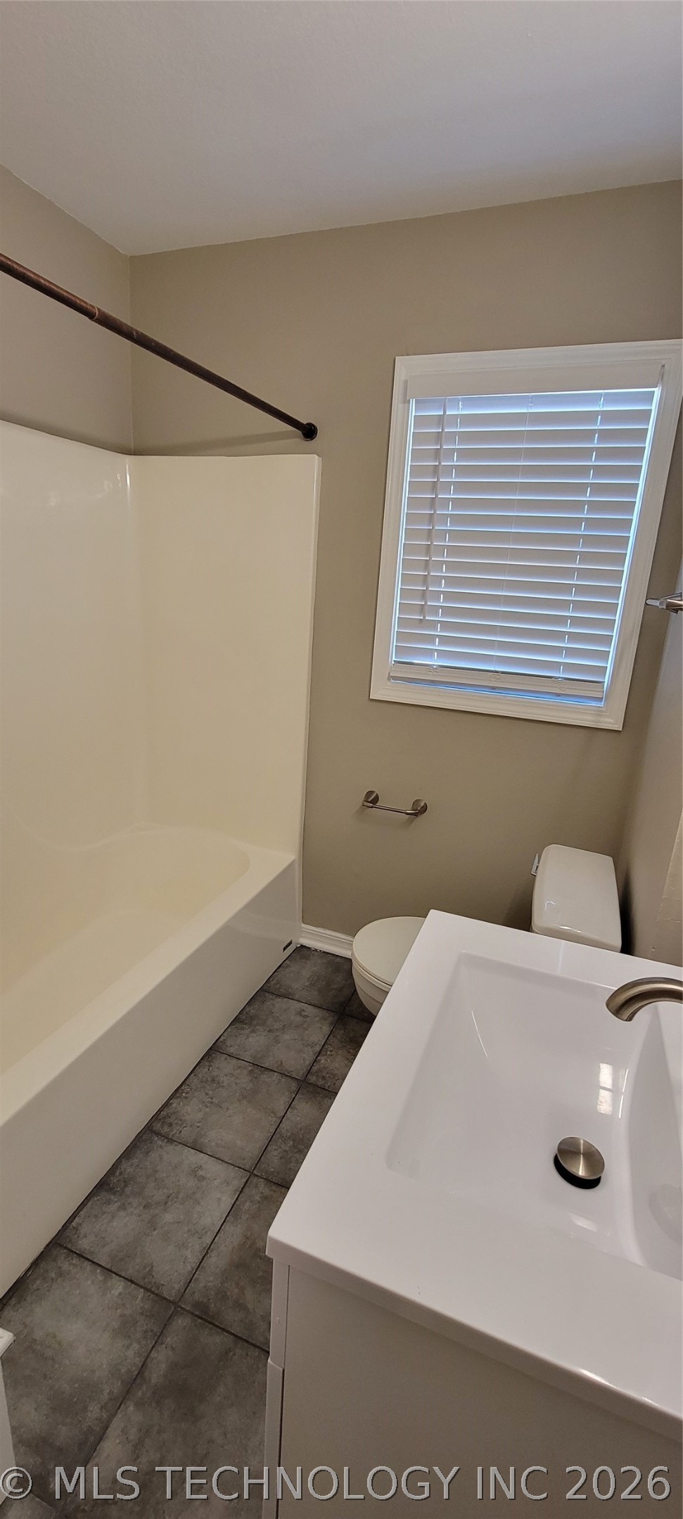 1122 E 48th Place Property Photo 6