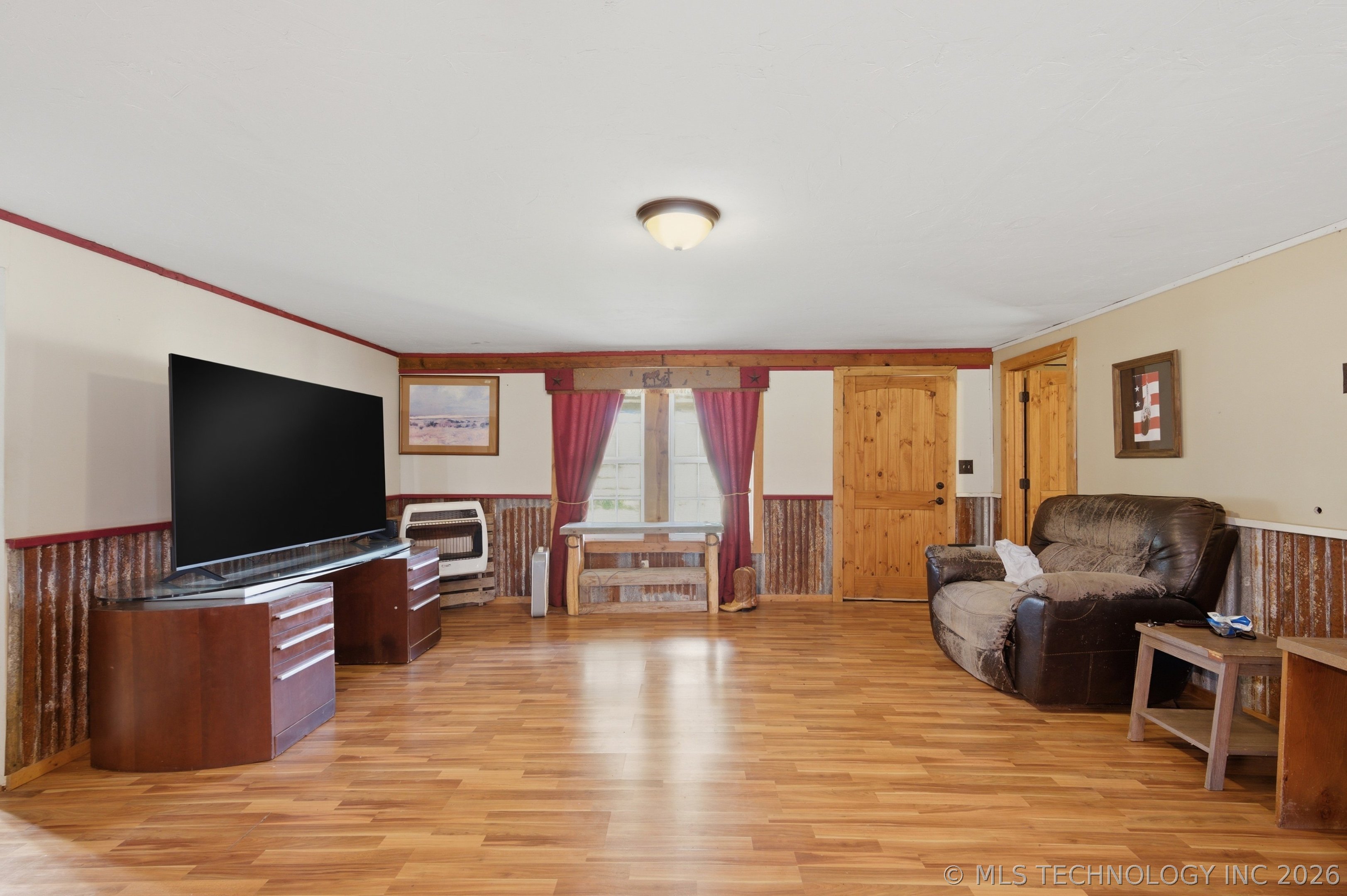 448672 1011 Road Property Photo 5
