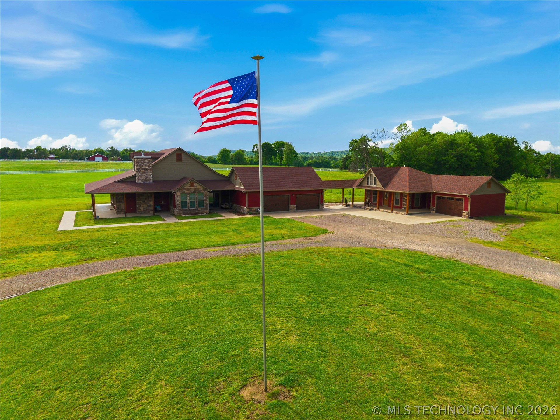 467281 Highway 100 Property Photo 2