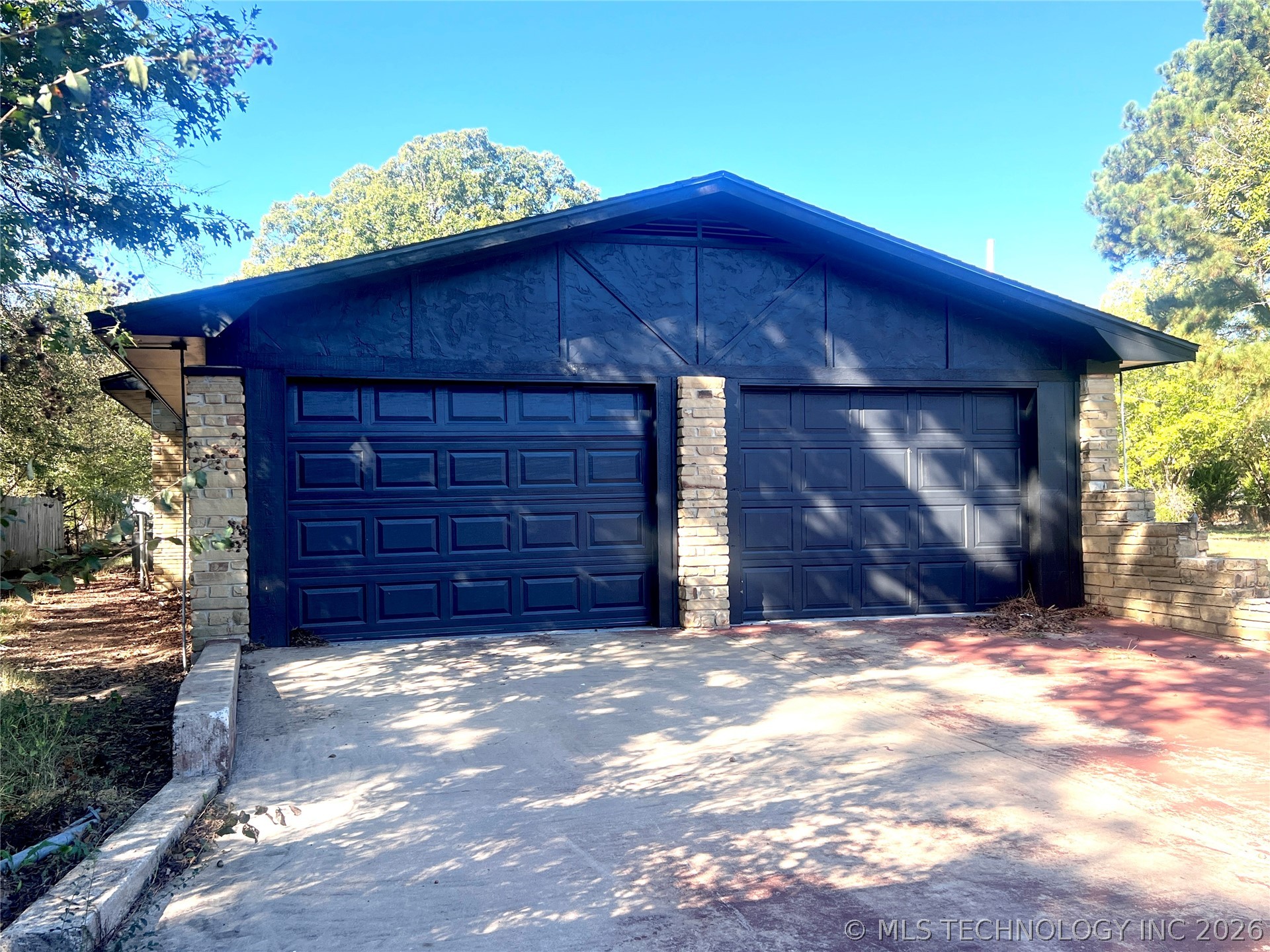 563 W Chambers Road Property Photo 2