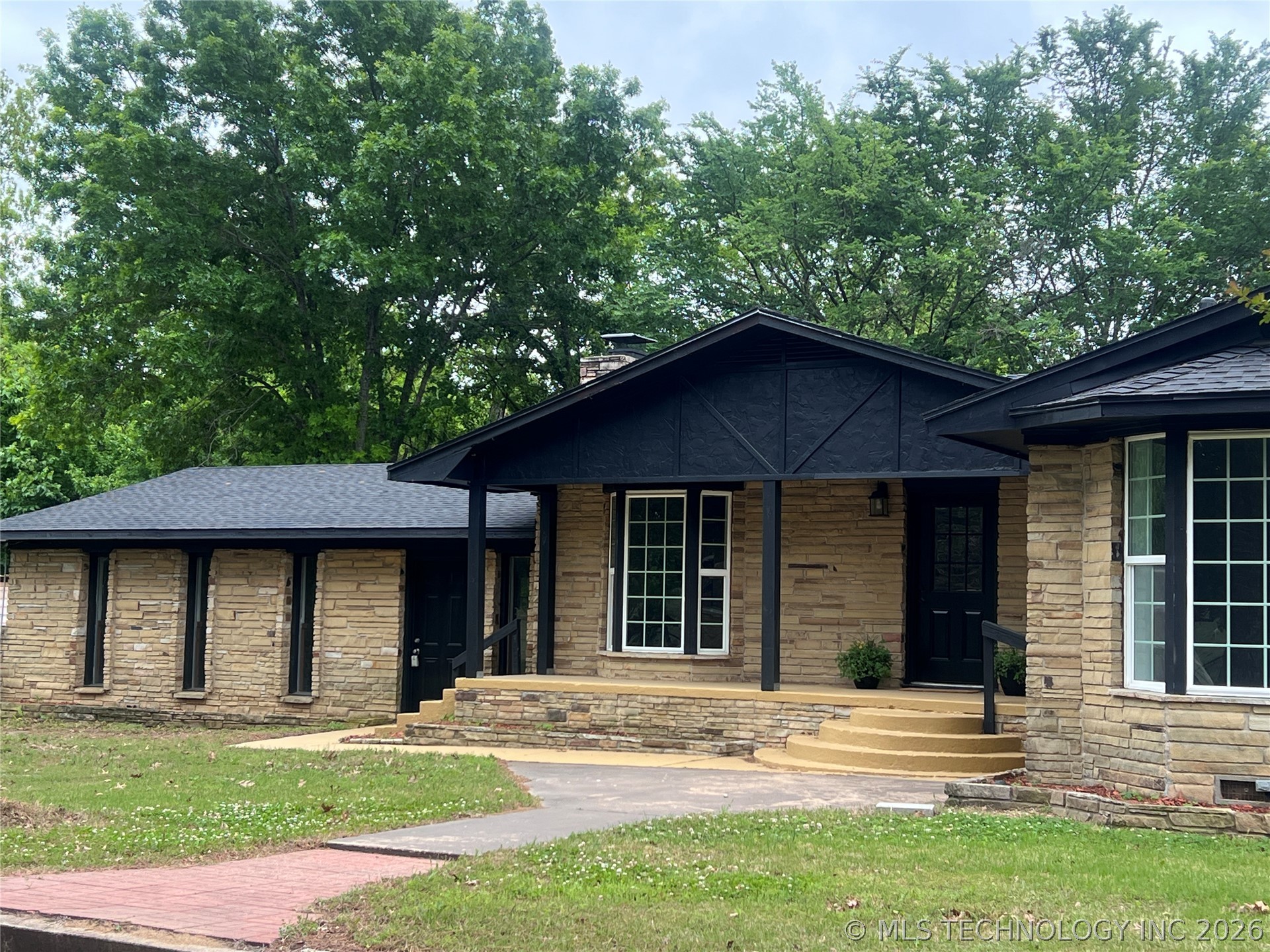 563 W Chambers Road Property Photo 4