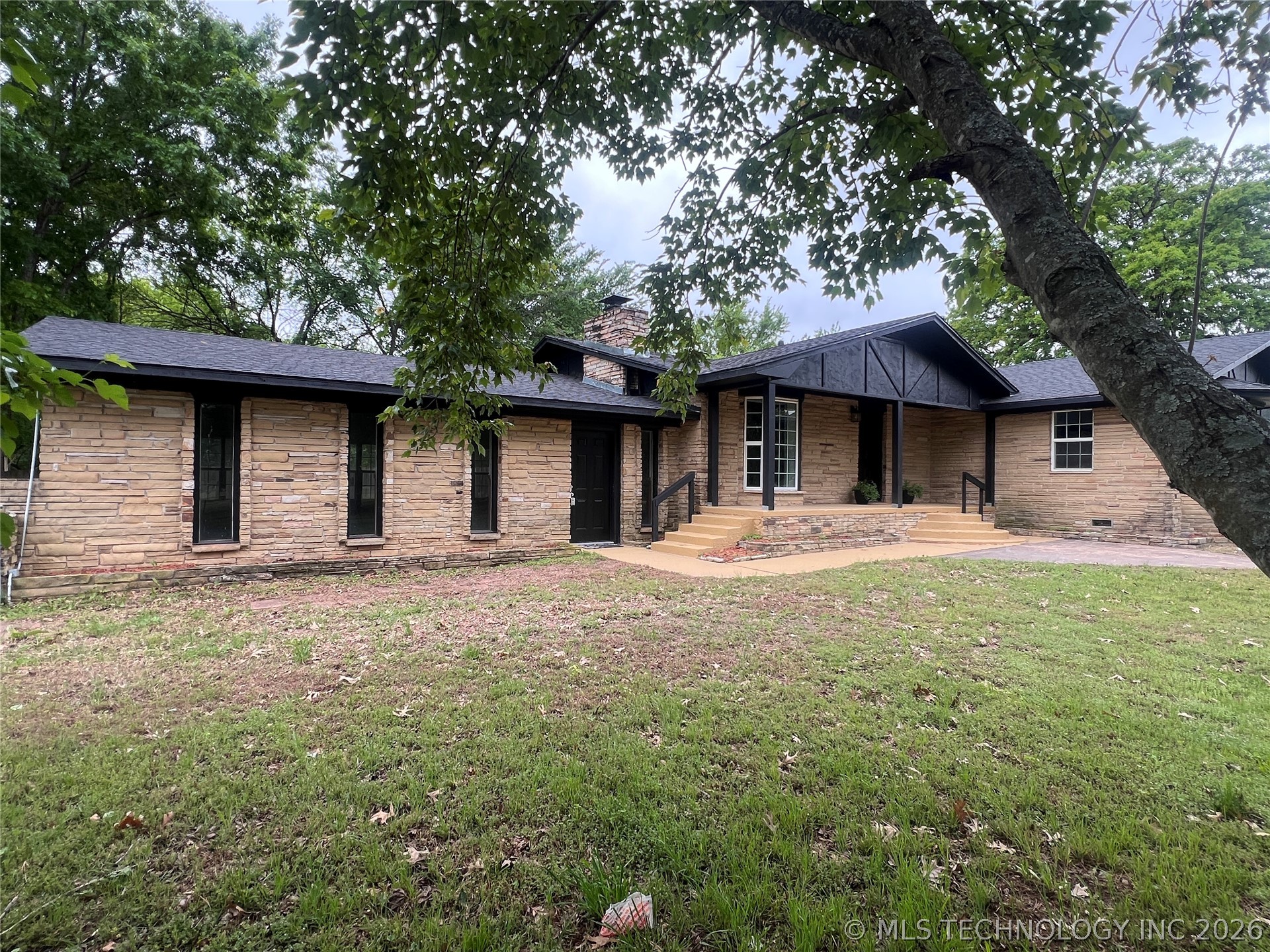 563 W Chambers Road Property Photo 5