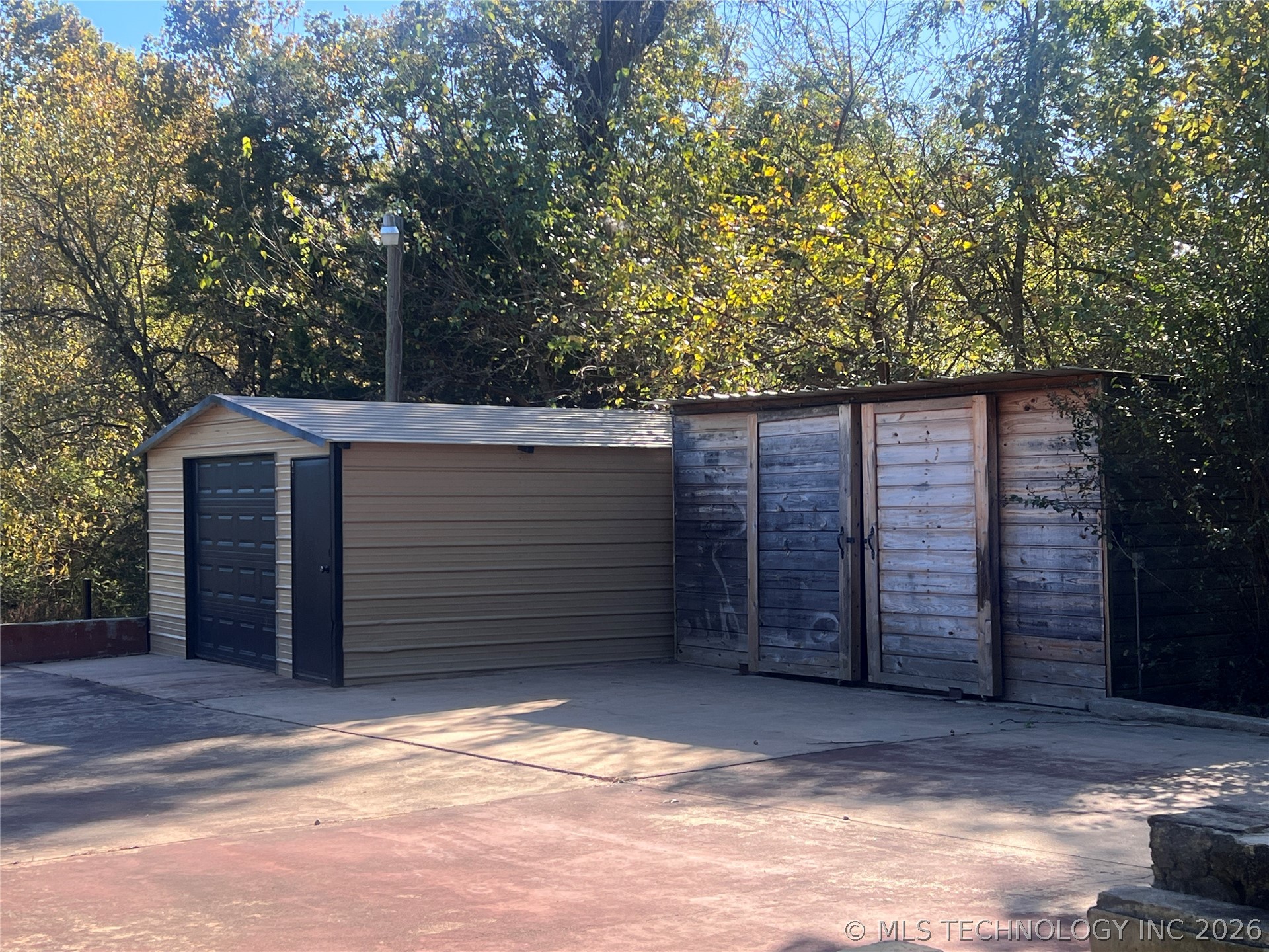 563 W Chambers Road Property Photo 7