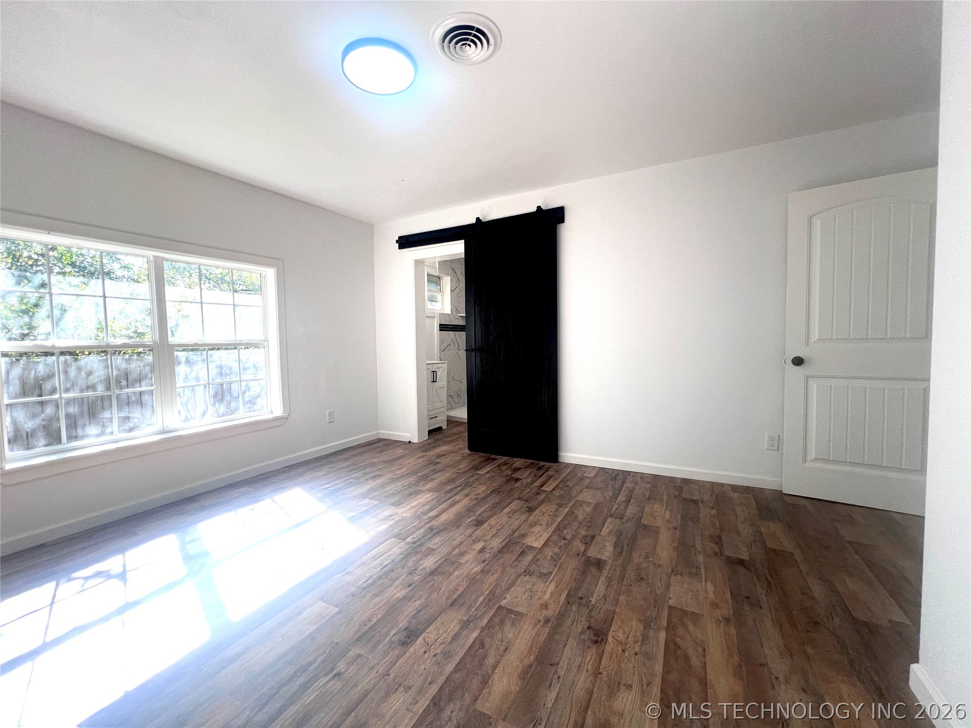 563 W Chambers Road Property Photo 15