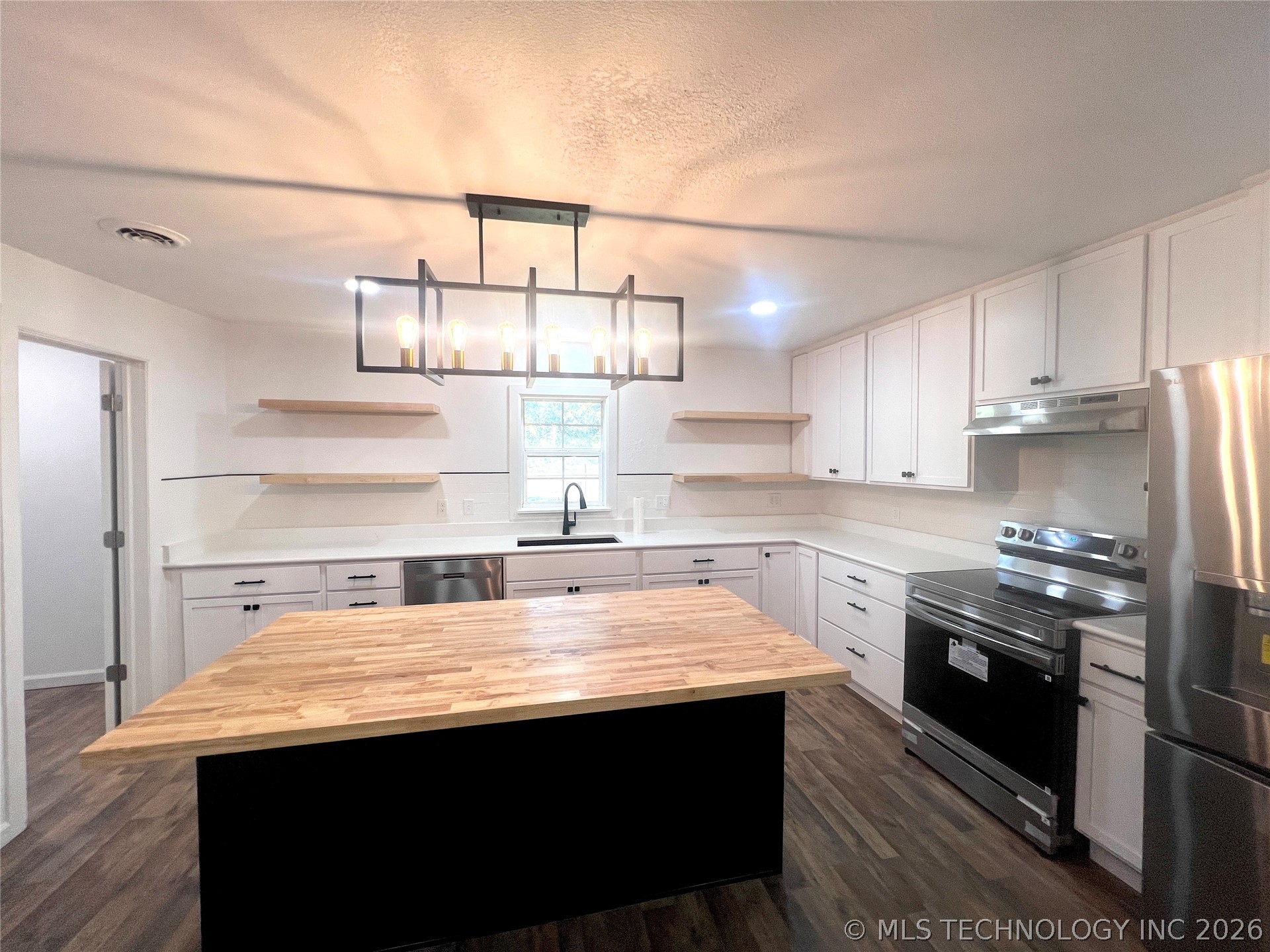 563 W Chambers Road Property Photo 21