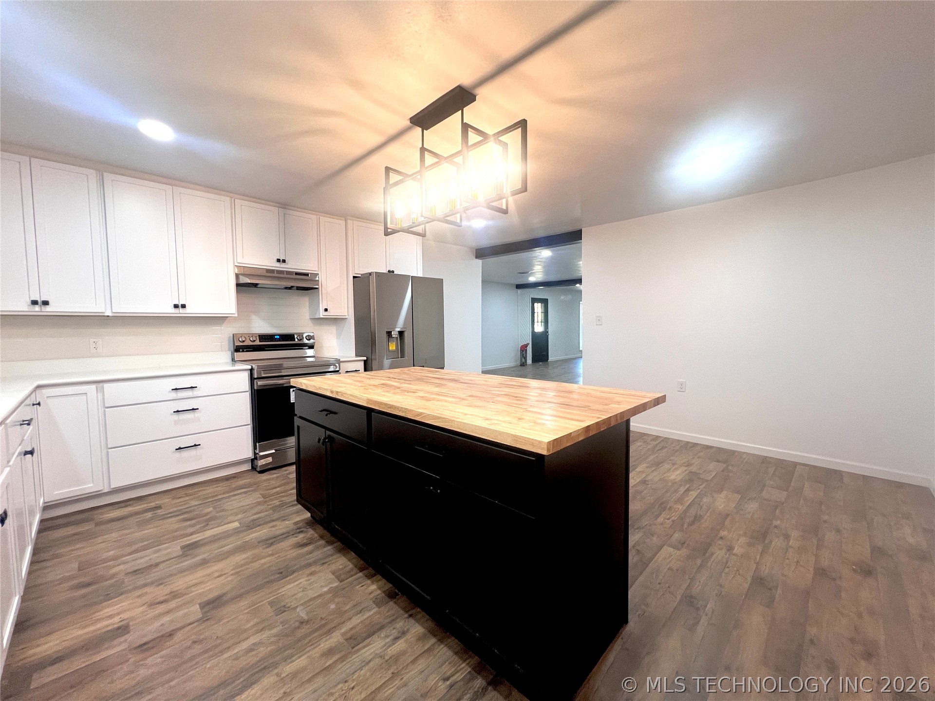 563 W Chambers Road Property Photo 22
