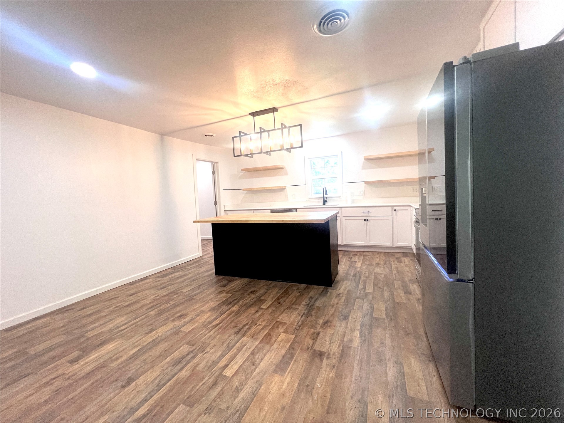 563 W Chambers Road Property Photo 24