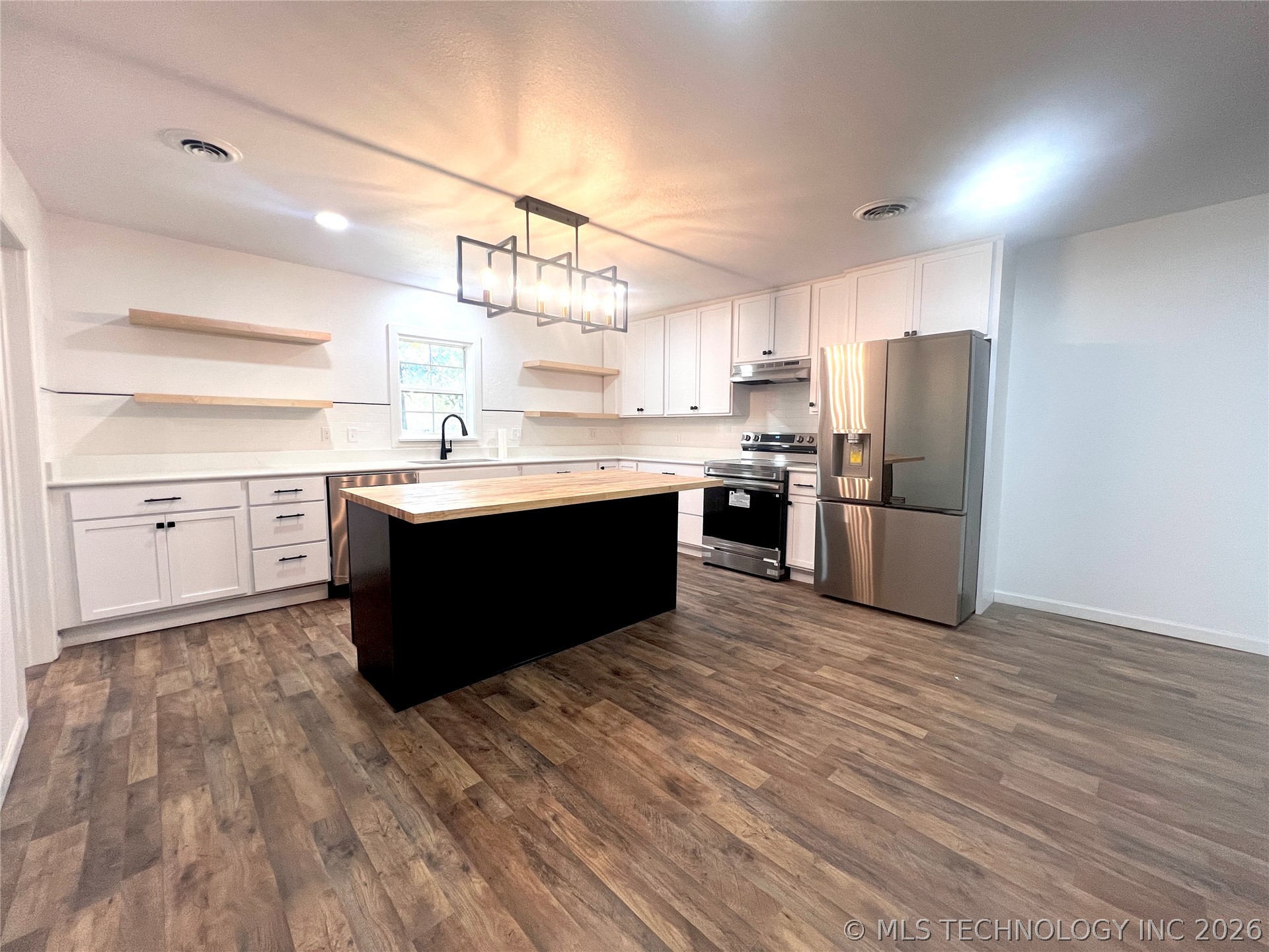 563 W Chambers Road Property Photo 25