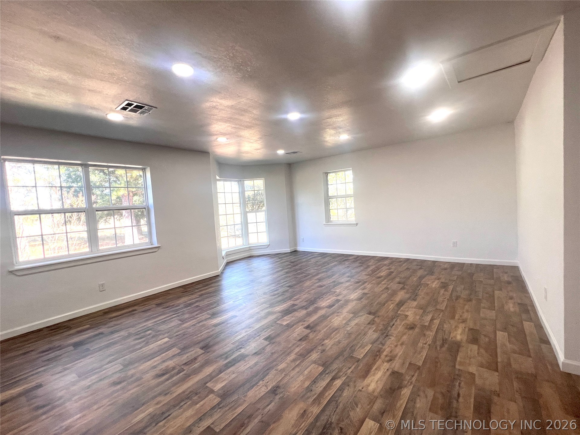 563 W Chambers Road Property Photo 33