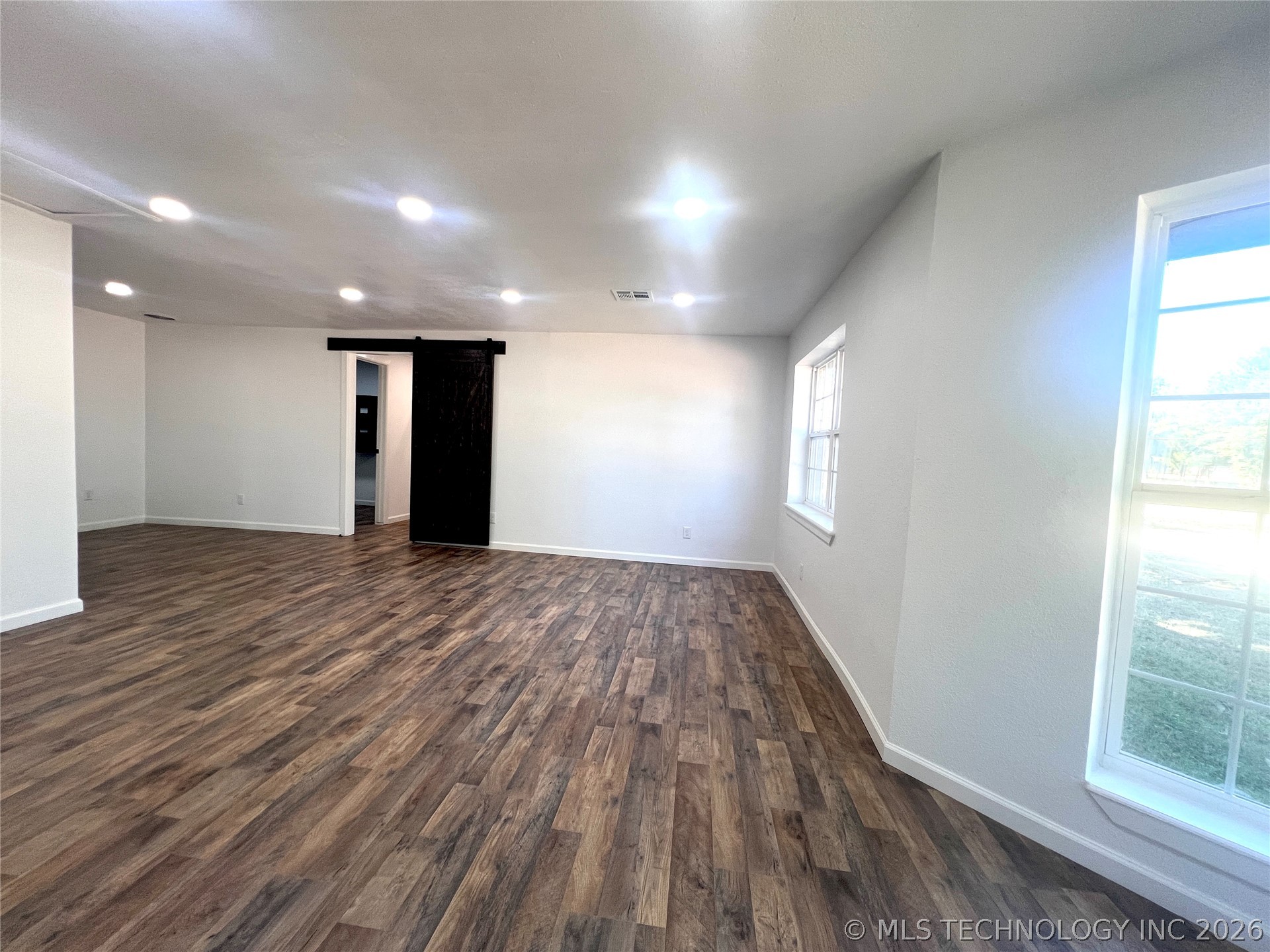 563 W Chambers Road Property Photo 35