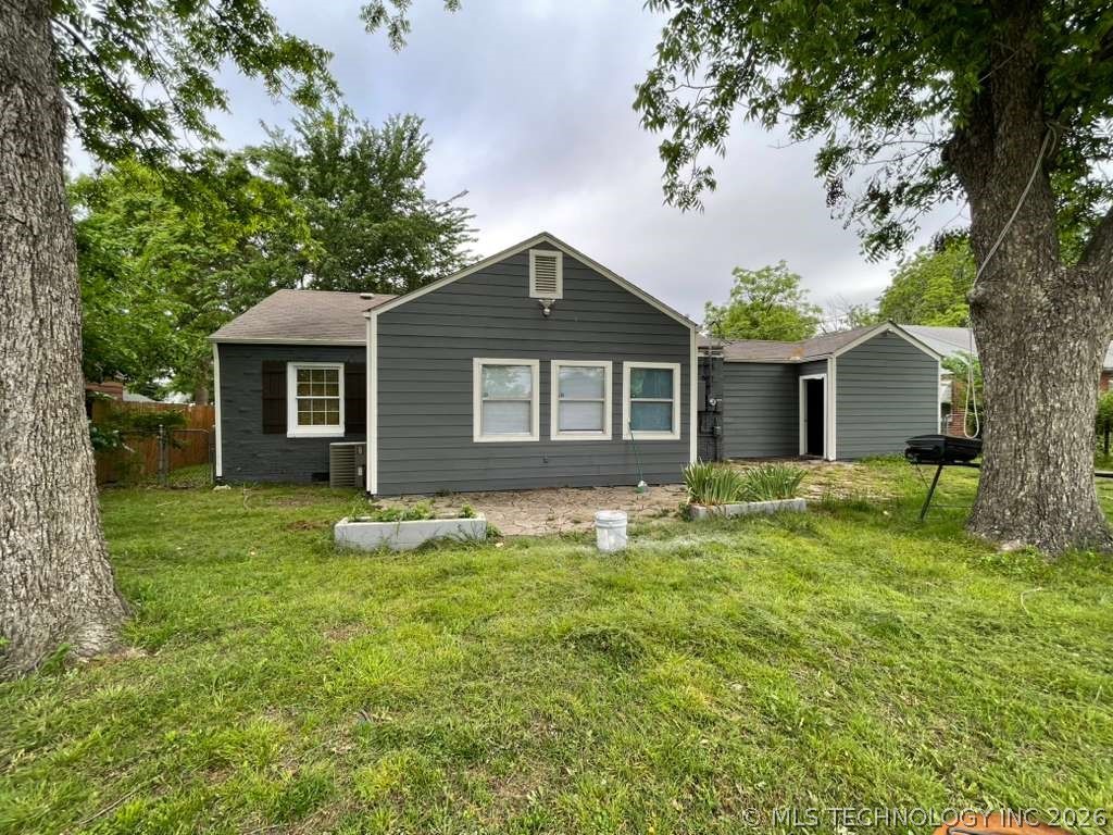 723 N Knoxville Avenue Property Photo 11