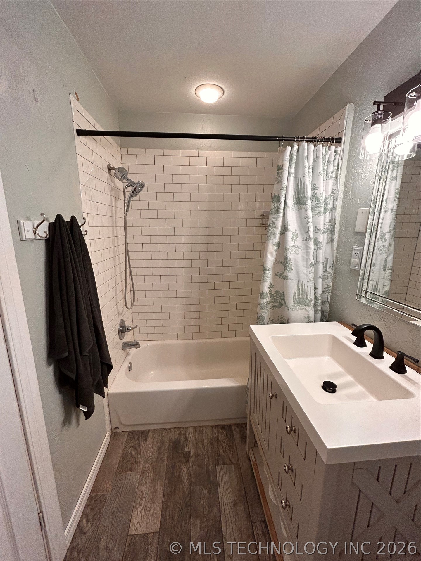 123 E 15th Property Photo 16