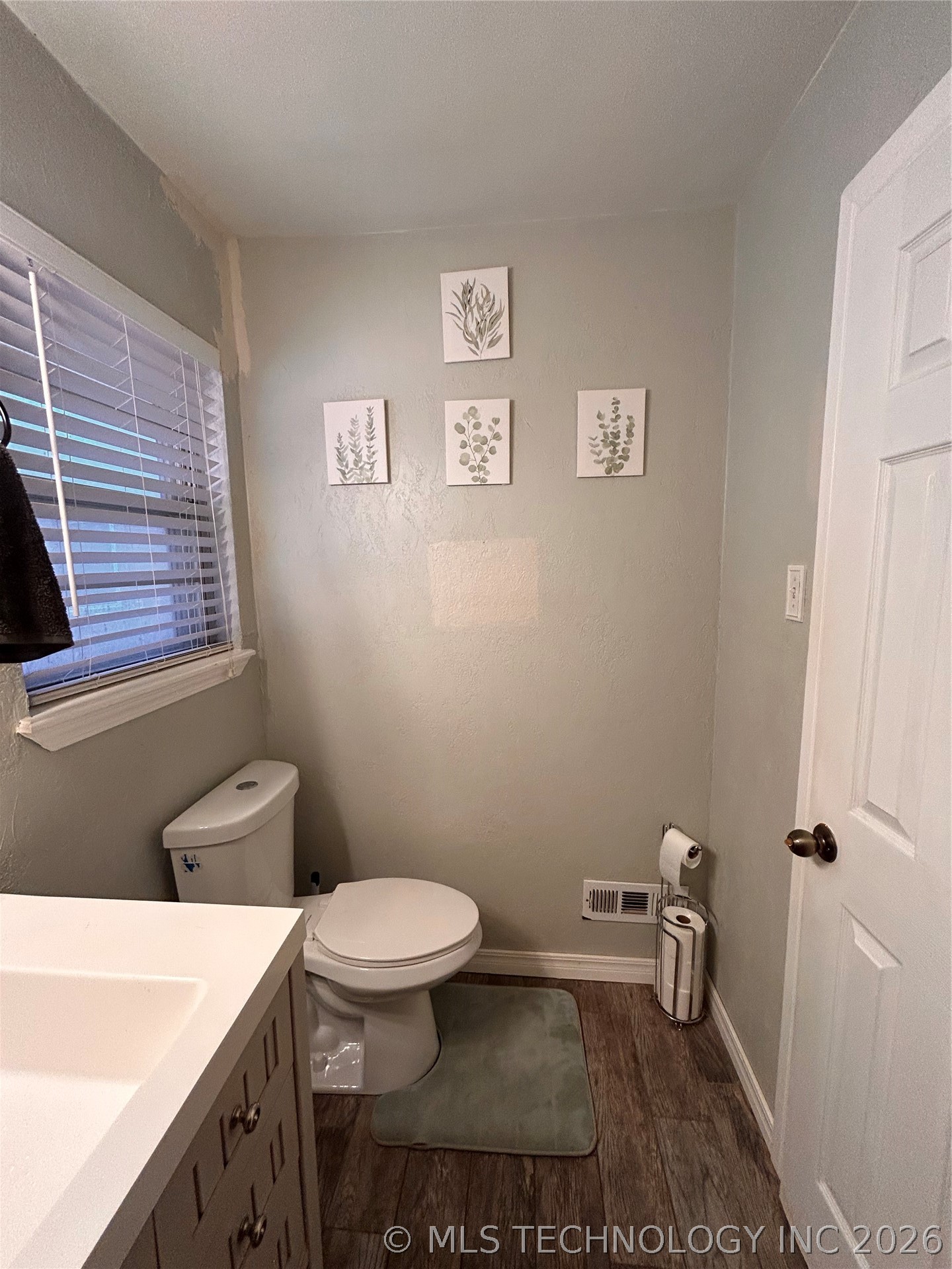 123 E 15th Property Photo 17