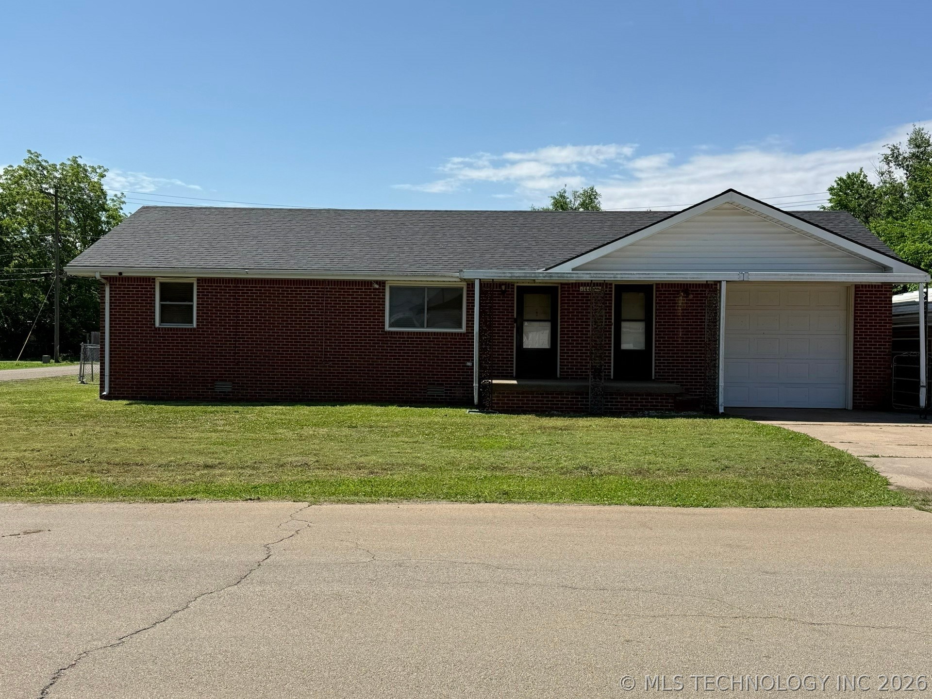 1445 E Oak Street Property Photo 1