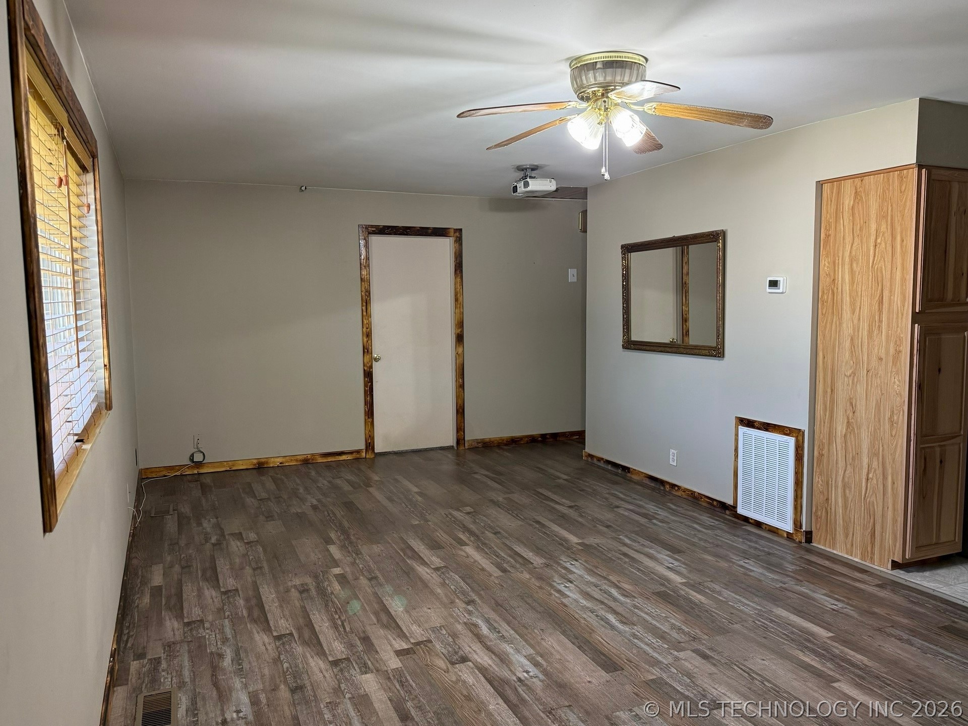 1445 E Oak Street Property Photo 2