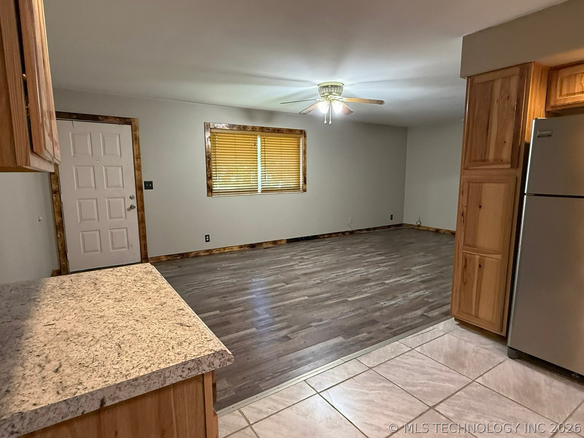 1445 E Oak Street Property Photo 3