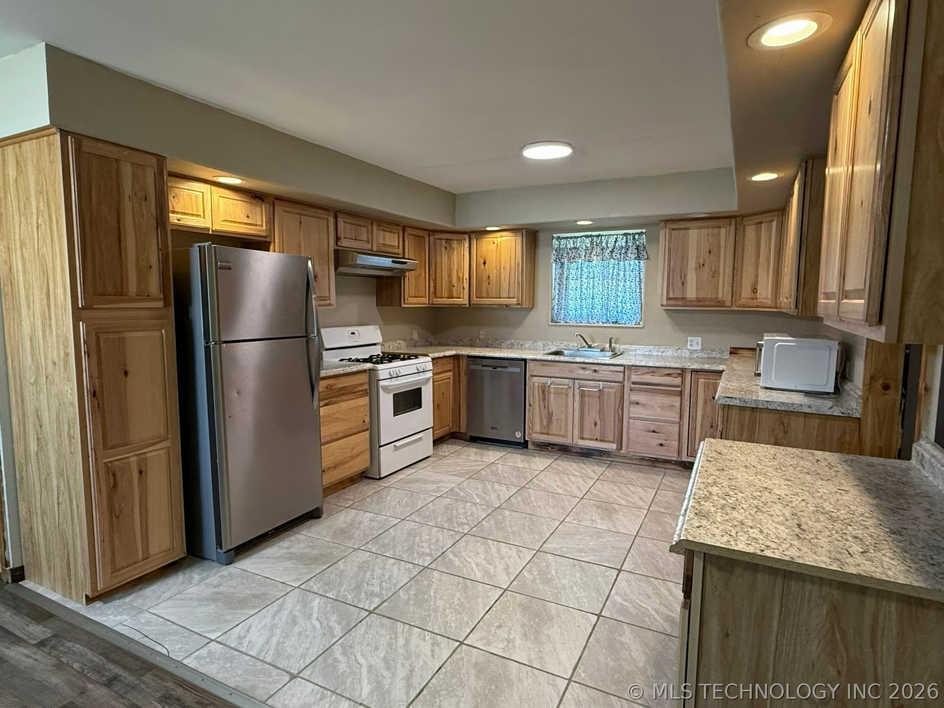 1445 E Oak Street Property Photo 4