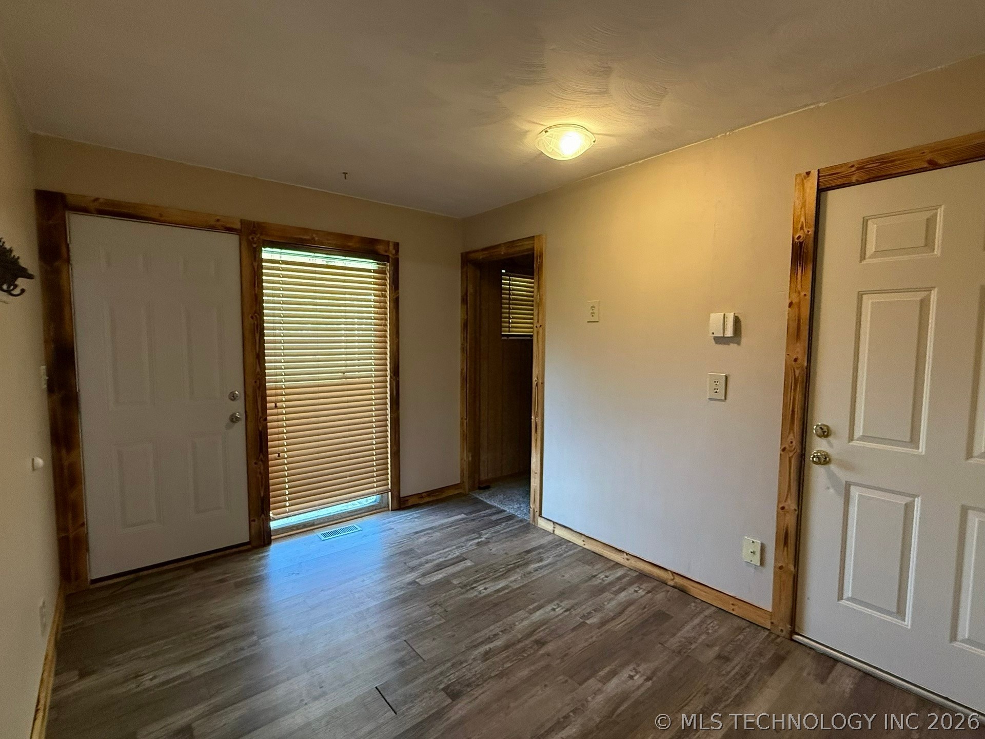 1445 E Oak Street Property Photo 5