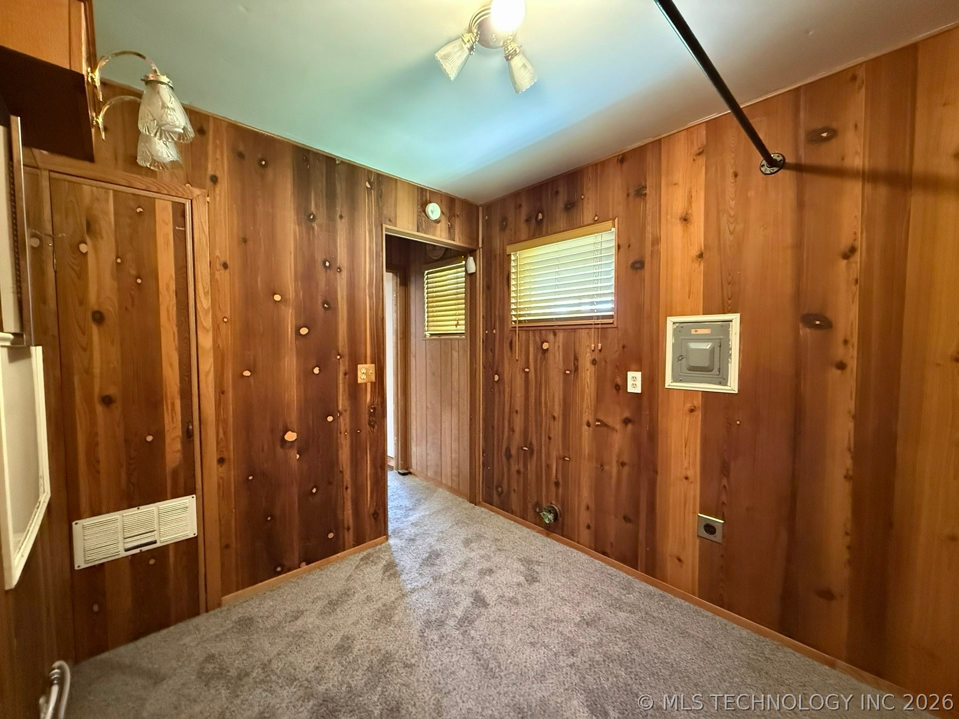 1445 E Oak Street Property Photo 8