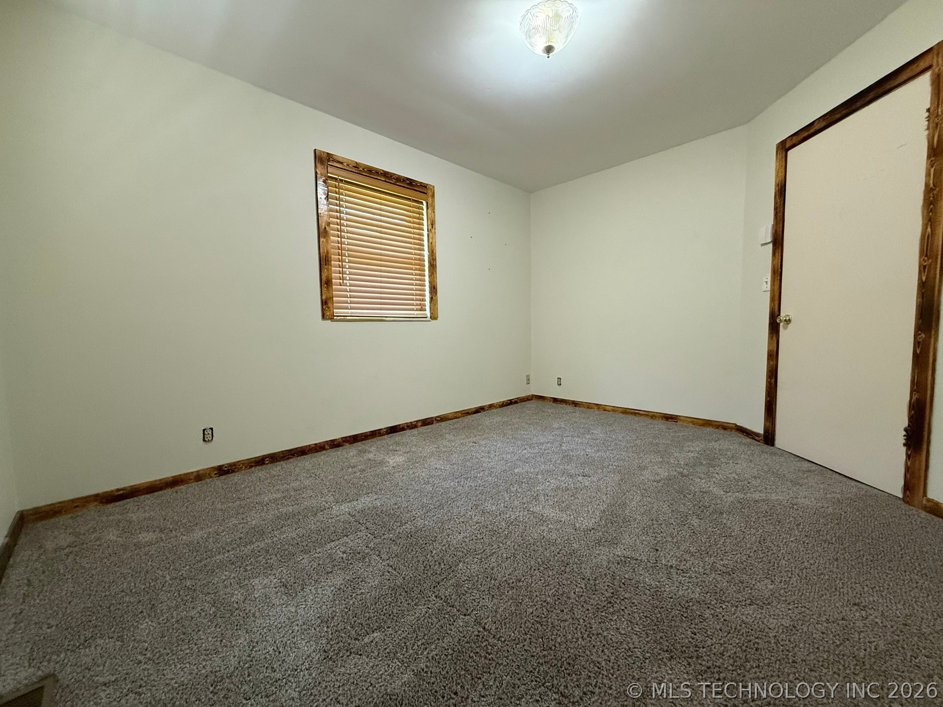 1445 E Oak Street Property Photo 9