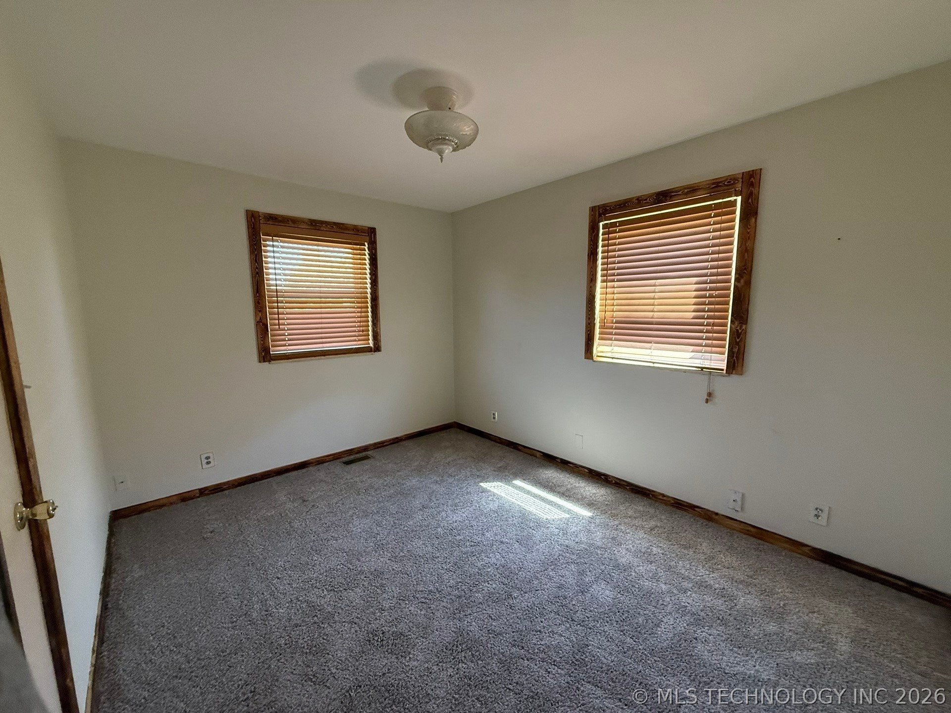 1445 E Oak Street Property Photo 10