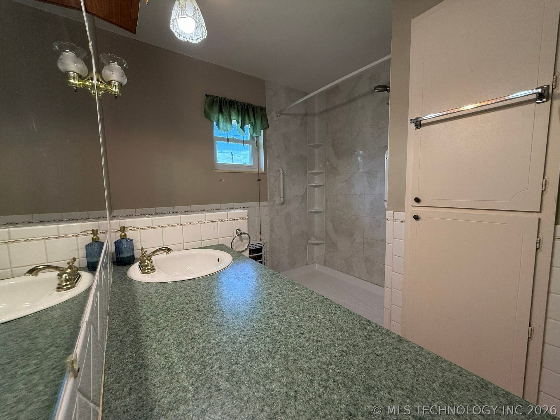 1445 E Oak Street Property Photo 12