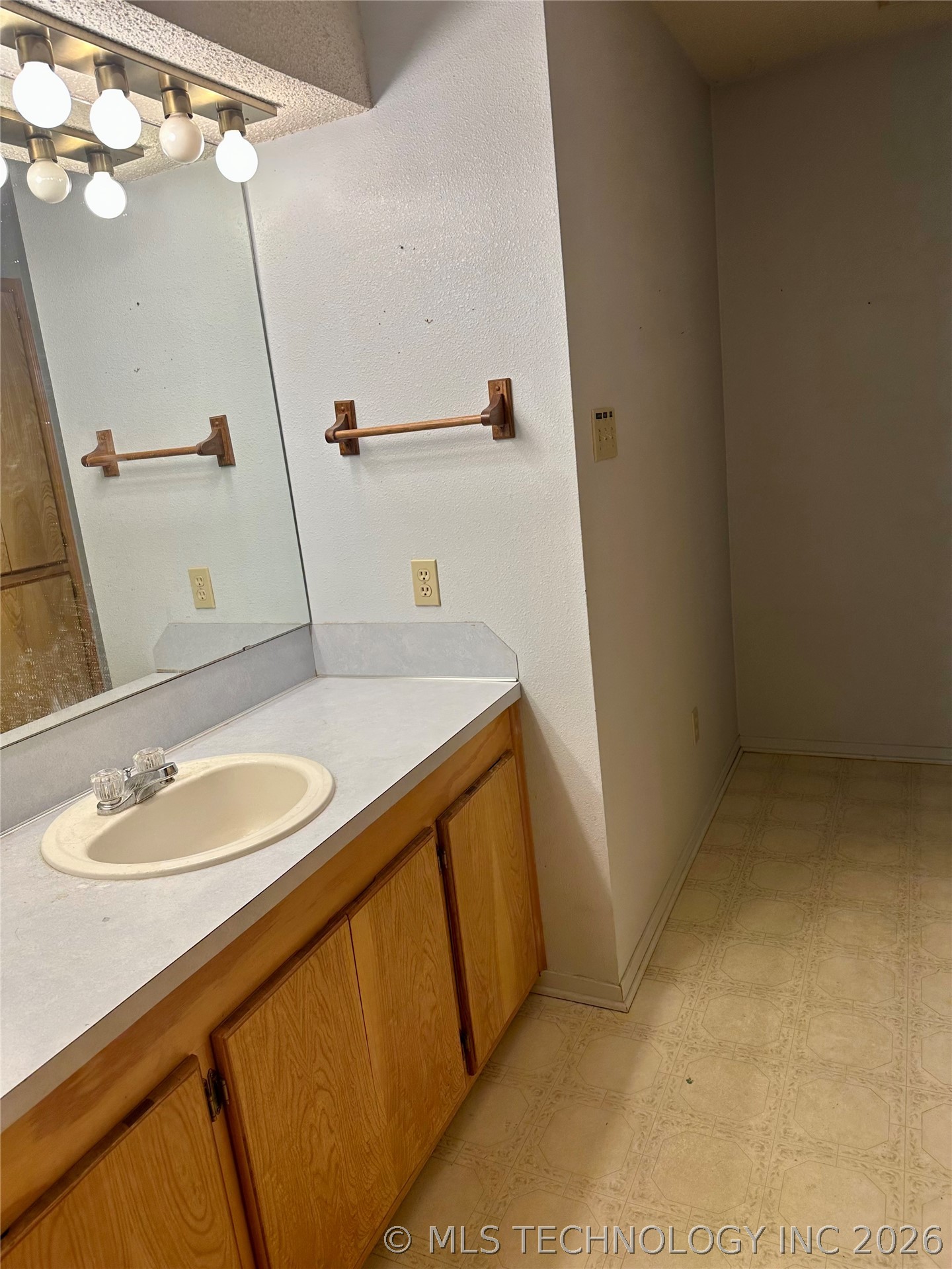 122 Shawna Property Photo 6