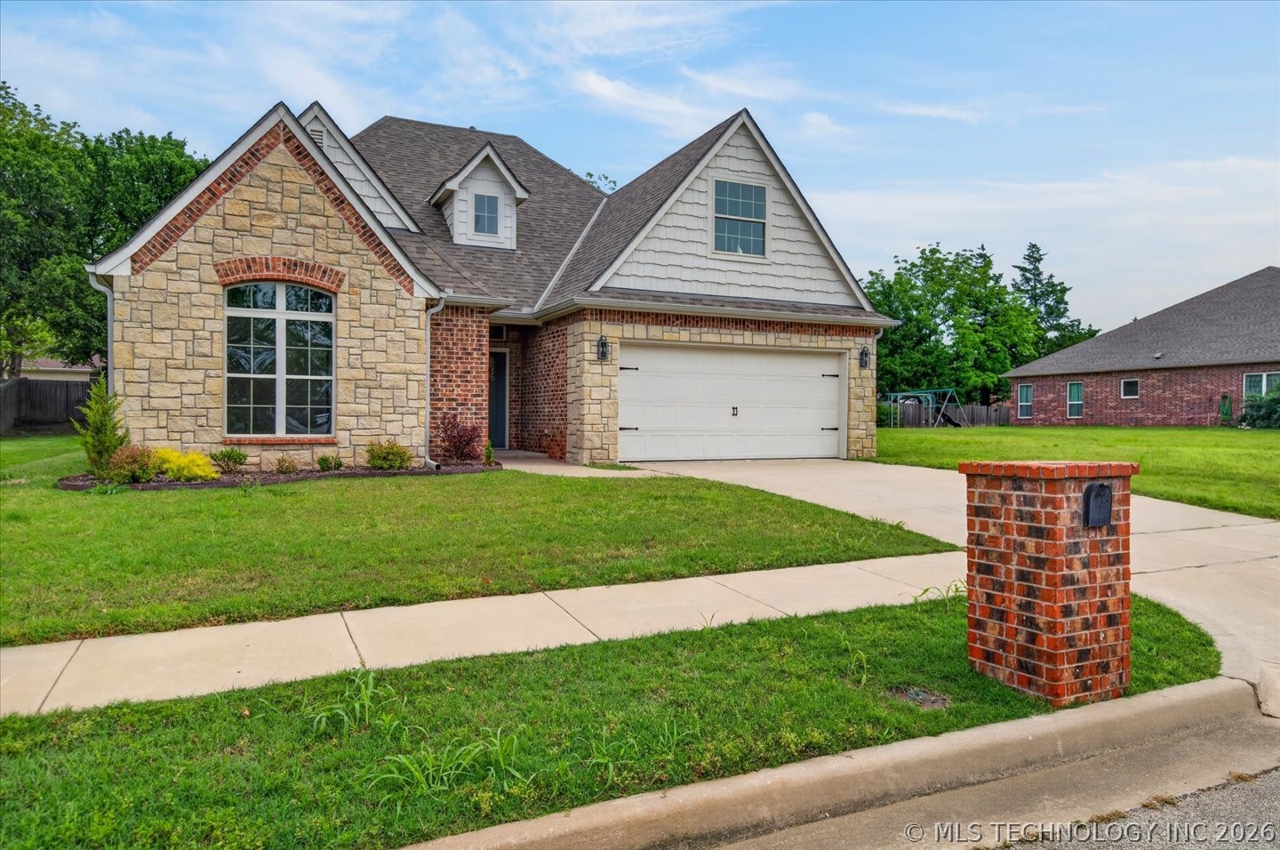 3224 Boardwalk Court Property Photo 3