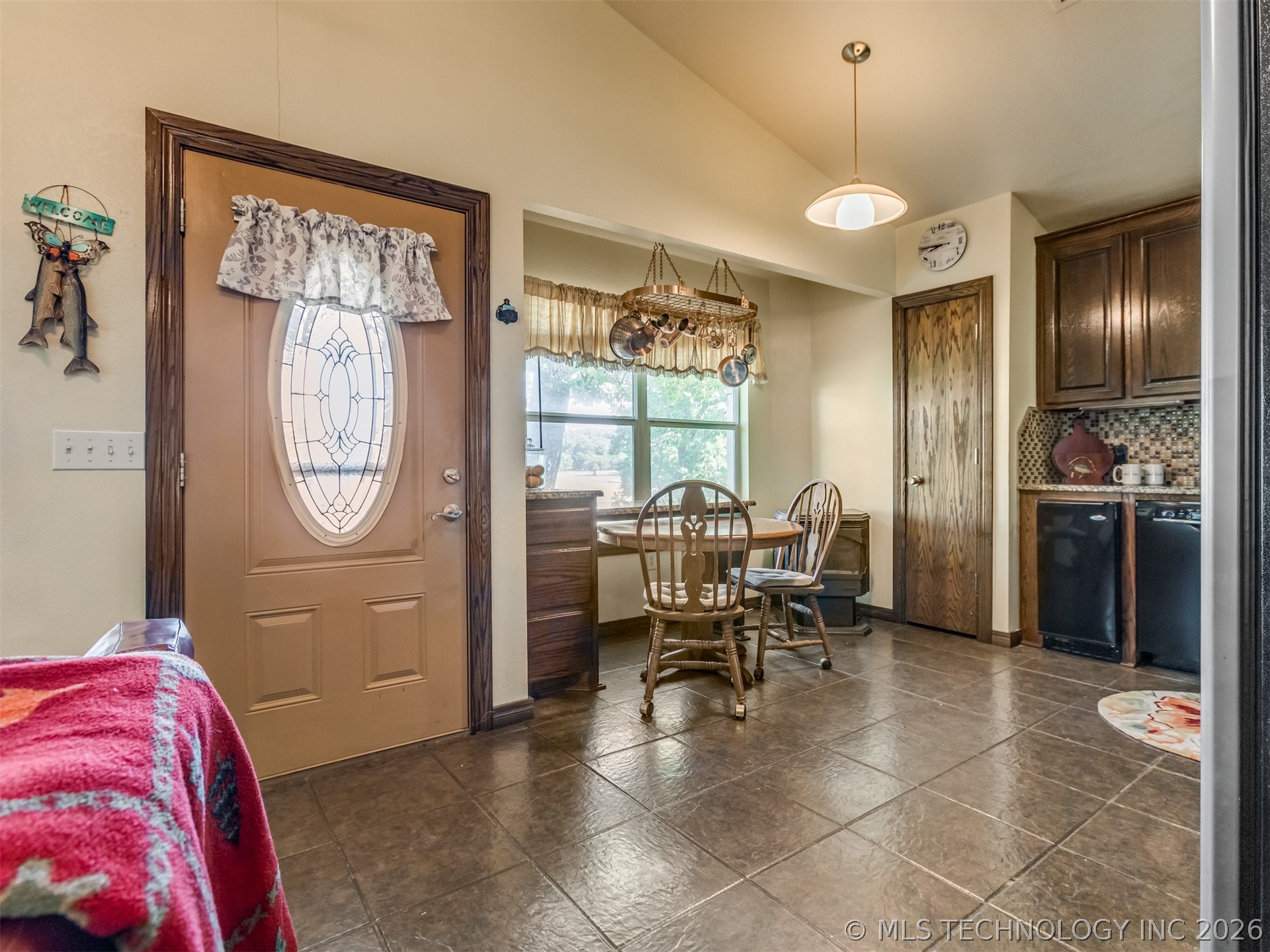 416627 Lakeside Property Photo 11