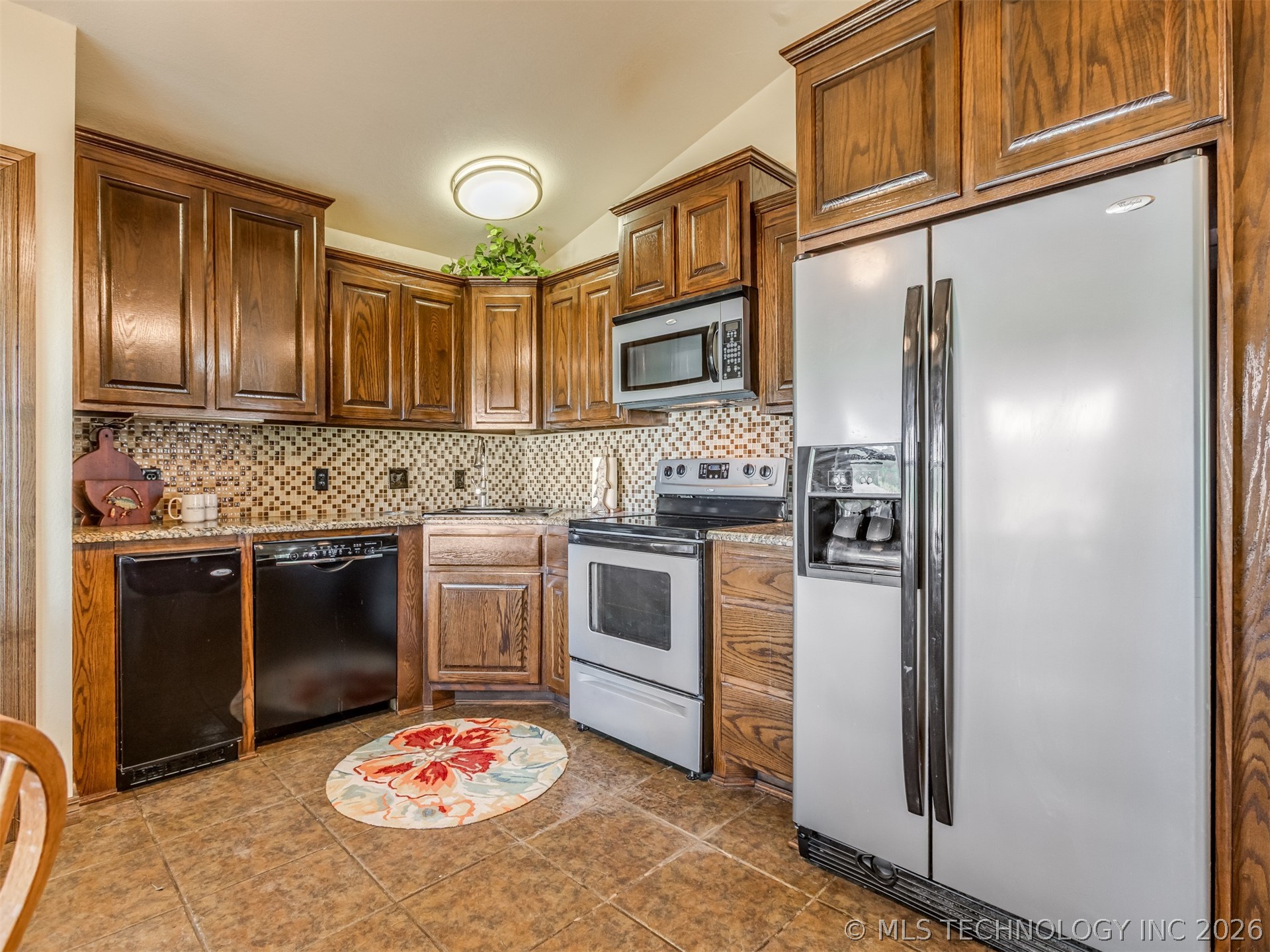 416627 Lakeside Property Photo 17