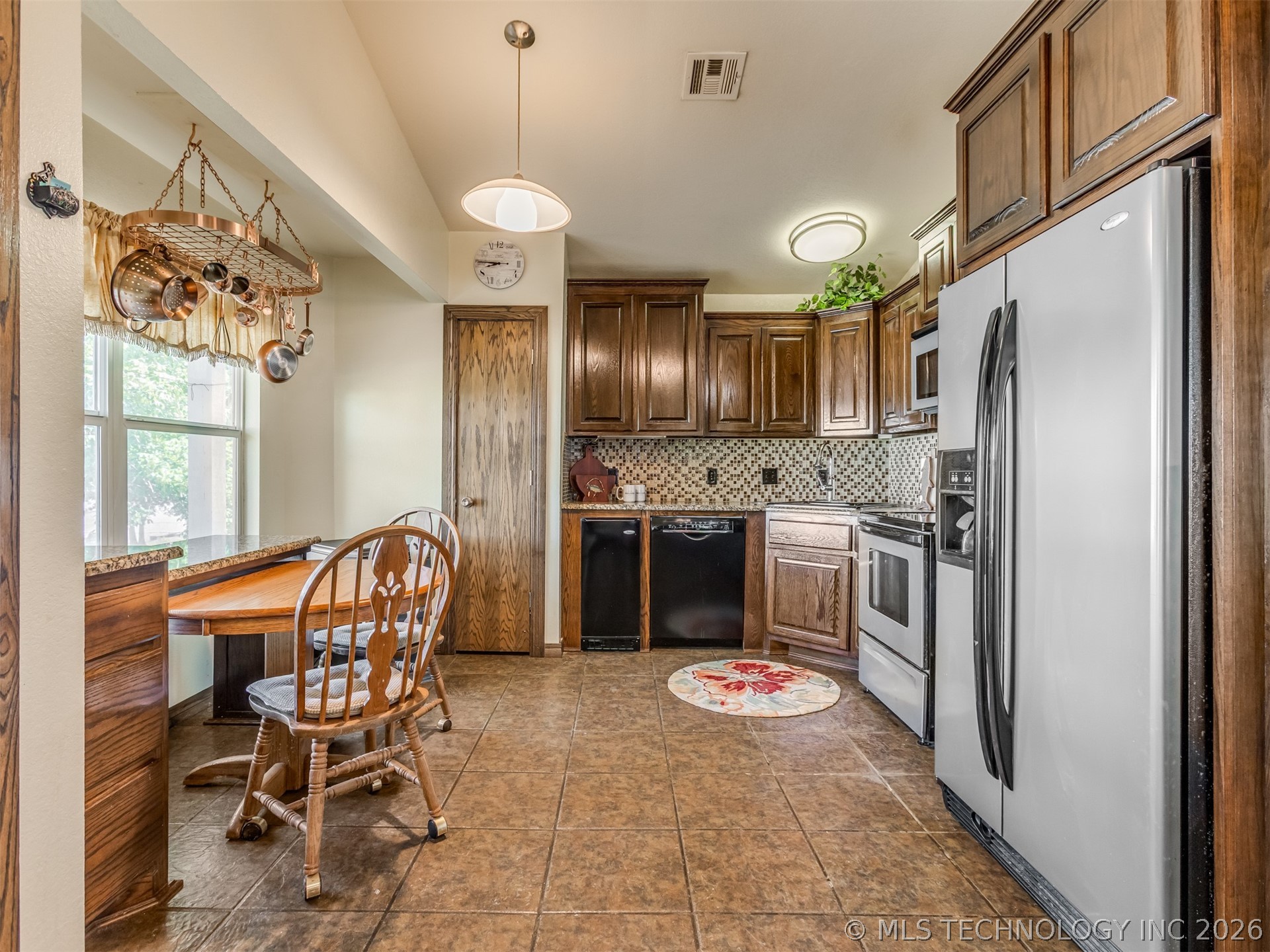 416627 Lakeside Property Photo 19