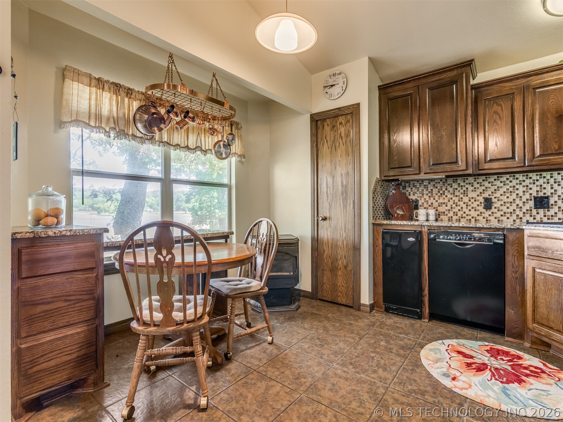 416627 Lakeside Property Photo 21