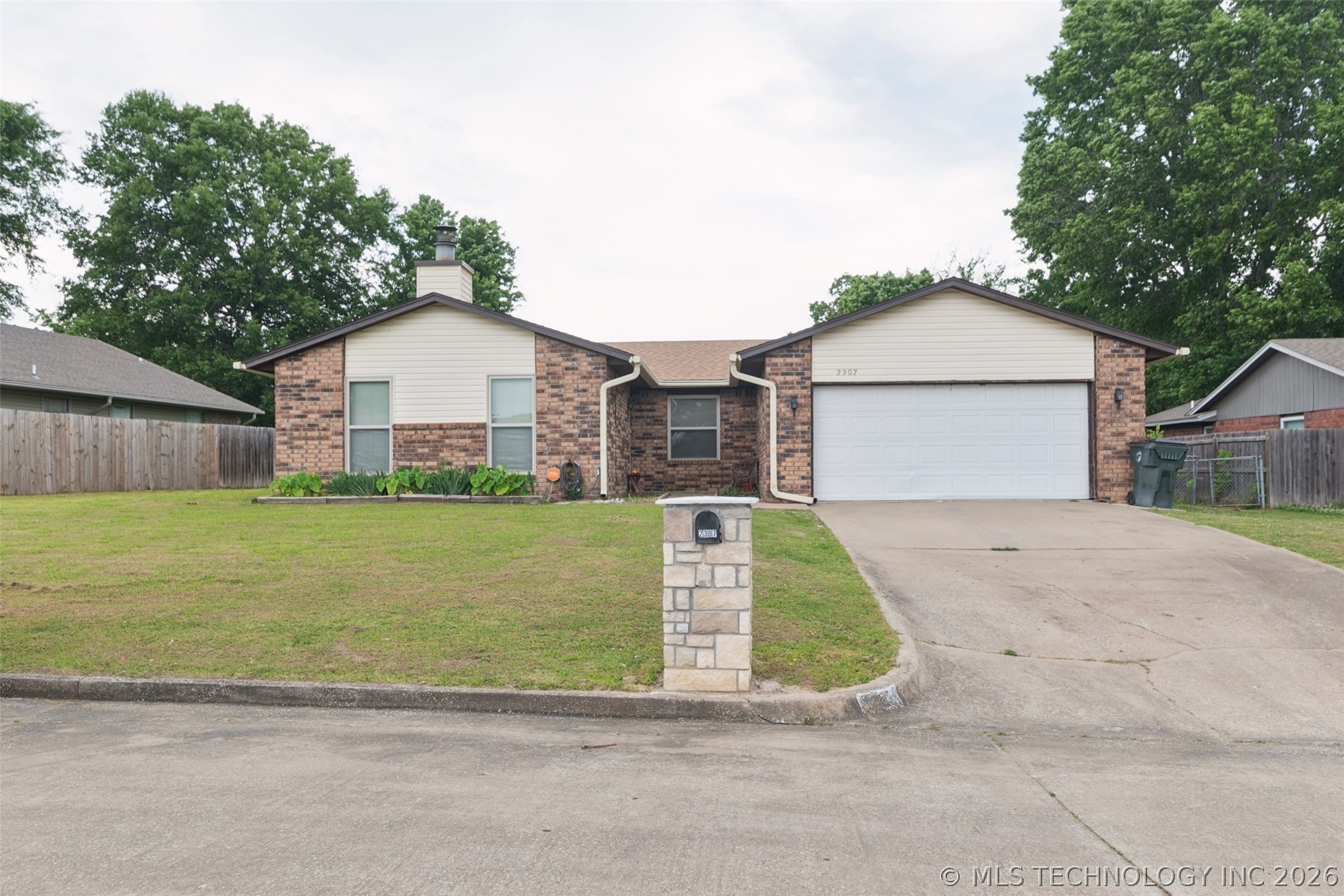 2307 E Fieldstone Street Property Photo 2