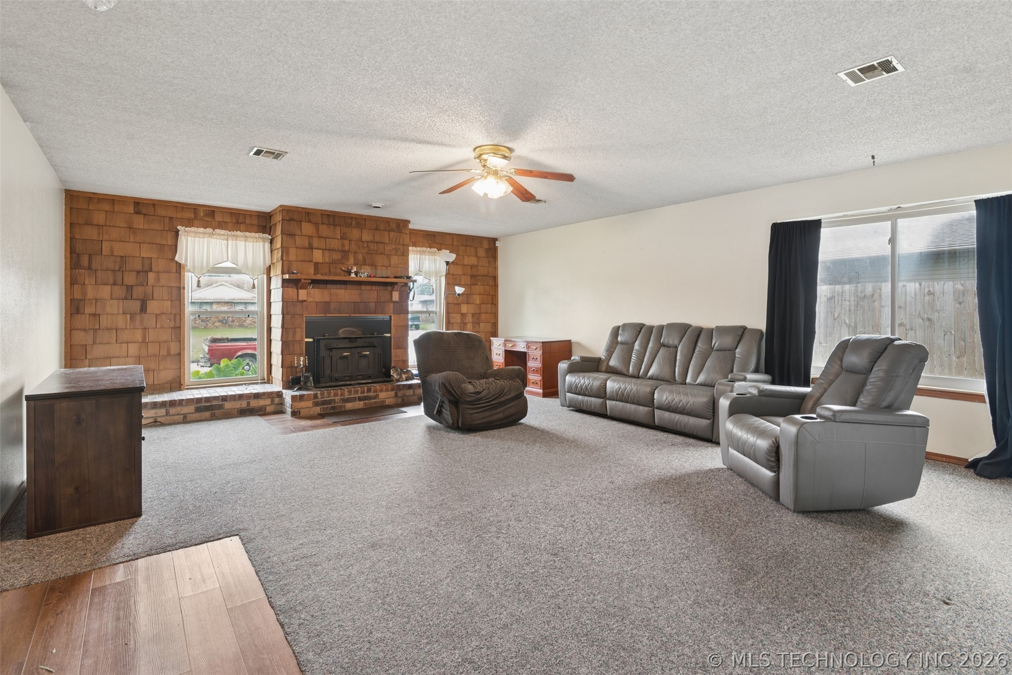 2307 E Fieldstone Street Property Photo 4