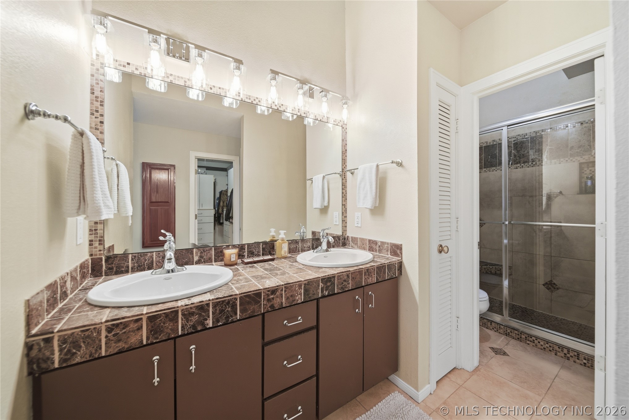 1227 S Lawton Avenue 14 Property Photo 5